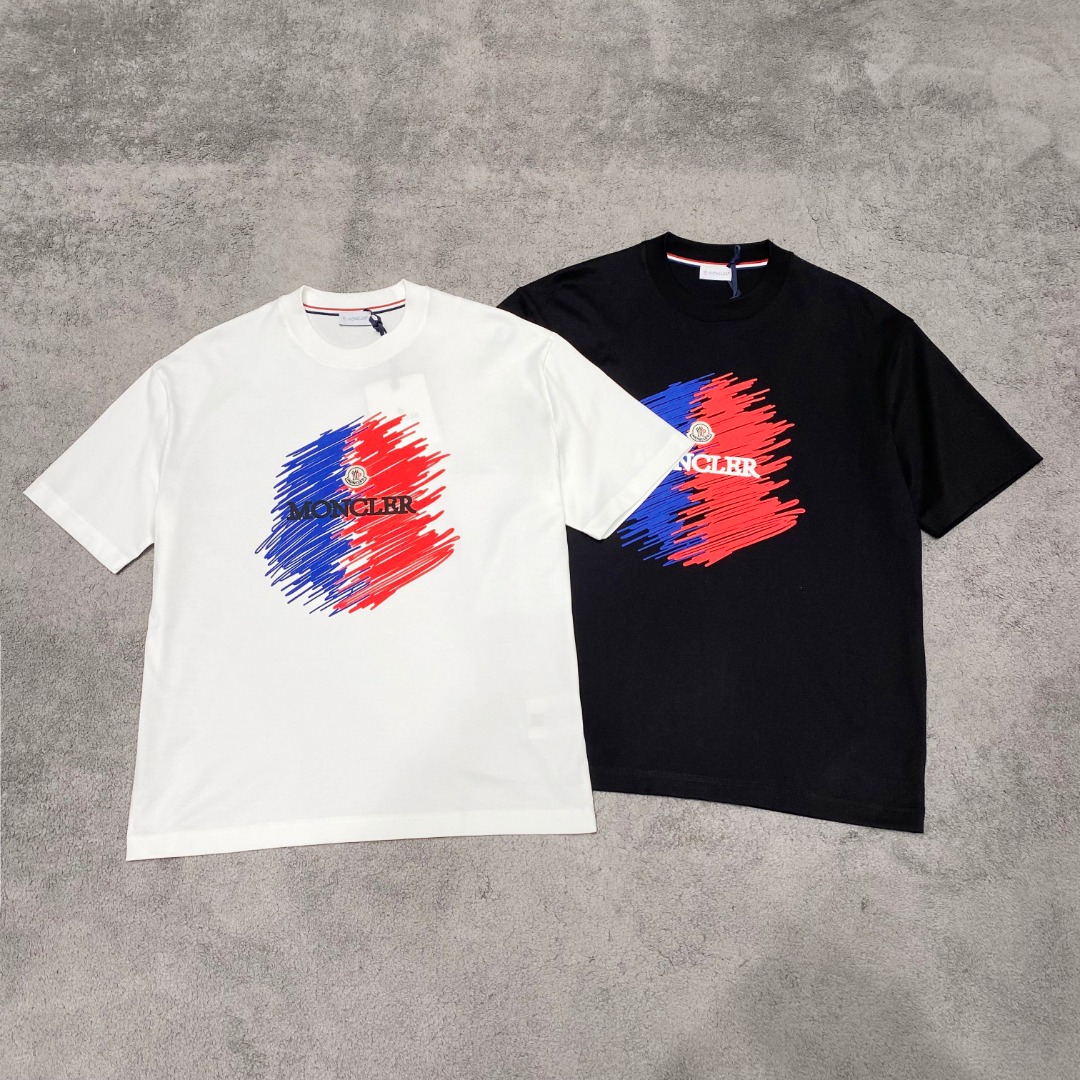 NO:120984,The new spring and summer 2025 new spring and summer first-time counter latest short-sleeved round-neck T-shirt, high-end customization, avant-garde and fashionable design!  Brand logo heavy craft design, high-end customized mercerated cloud cotton fabric, soft feel, comfortable to wear, exquisite counter-level car line, fine workmanship, invincible and handsome upper body effect!  A must-have item for handsome men!  Color black white Number M-3XL AAA4, Moncler, T-shirt,tees, t-shirt,alexander wang19860909蒙口 2025春夏新款首发专柜最新款短袖圆领T恤 高端订制 设计前卫时尚！品牌logo重工艺设计 高端定制丝光云朵棉面料.手感柔软.穿着舒适.专柜级别精致车线.做工精细.上身效果无敌帅气！型男必备单品！ 颜色黑色 白色 码数M-3XL AAA4,,Moncler,T-shirt,tees，t-shirt,alexander wang,Men's clothing