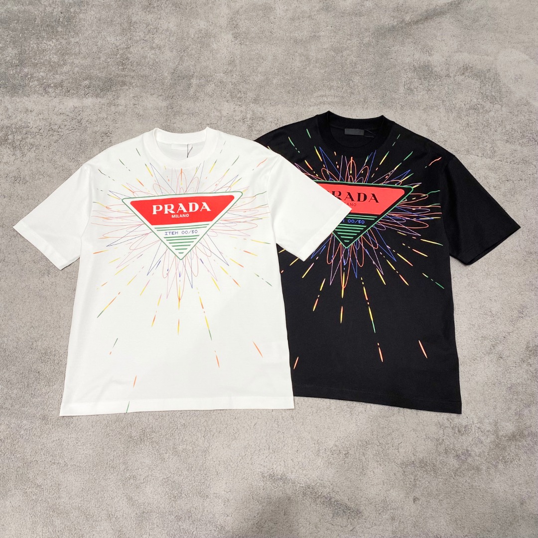 NO:120987,Prada's new spring and summer new style first-time counter latest short-sleeved round-neck T-shirt, high-end customization, avant-garde and fashionable design!  Brand logo heavy craft design, high-end customized mercerated cloud cotton fabric, soft feel, comfortable to wear, exquisite counter-level car line, fine workmanship, invincible and handsome upper body effect!  A must-have item for handsome men!  Color black white Number M-3XL AAA4, prada, T-shirt,tees, t-shirt,alexander wang19860909普拉达 2025春夏新款首发专柜最新款短袖圆领T恤 高端订制 设计前卫时尚！品牌logo重工艺设计 高端定制丝光云朵棉面料.手感柔软.穿着舒适.专柜级别精致车线.做工精细.上身效果无敌帅气！型男必备单品！ 颜色黑色 白色 码数M-3XL AAA4,,prada,T-shirt,tees，t-shirt,alexander wang,Men's clothing