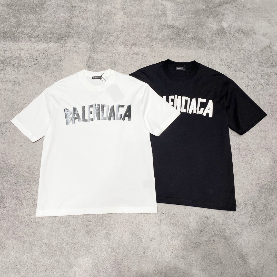 NO:120990,Balenciaga 2025 spring and summer new first-time counter latest short-sleeved round-neck T-shirt, high-end customization, avant-garde and fashionable design!  Brand logo heavy craft design, high-end customized mercerated cloud cotton fabric, soft feel, comfortable to wear, exquisite counter-level car line, fine workmanship, invincible and handsome upper body effect!  A must-have item for handsome men!  Color black white Number M-3XL AAA4, balenciaga, T-shirt,tees, t-shirt,alexander wang19860909巴黎世家 2025春夏新款首发专柜最新款短袖圆领T恤 高端订制 设计前卫时尚！品牌logo重工艺设计 高端定制丝光云朵棉面料.手感柔软.穿着舒适.专柜级别精致车线.做工精细.上身效果无敌帅气！型男必备单品！ 颜色黑色 白色 码数M-3XL AAA4,,balenciaga,T-shirt,tees，t-shirt,alexander wang,Men's clothing