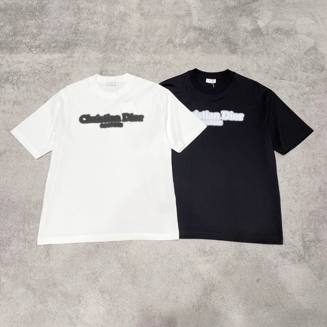 NO:123863,Dior's new spring and summer new style first-time counter has the latest short-sleeved round-neck T-shirt with high-end customization and avant-garde and fashionable design!  Brand logo heavy craft design, high-end customized mercerated cloud cotton fabric, soft feel, comfortable to wear, exquisite counter-level car line, fine workmanship, invincible and handsome upper body effect!  A must-have item for handsome men!  Color black white Number M-3XL AAA4,,dior,T-shirt,tees,t-shirt,alexander wang19860909迪奥 2025春夏新款首发专柜最新款短袖圆领T恤 高端订制 设计前卫时尚！品牌logo重工艺设计 高端定制丝光云朵棉面料.手感柔软.穿着舒适.专柜级别精致车线.做工精细.上身效果无敌帅气！型男必备单品！ 颜色黑色 白色 码数M-3XL AAA4,,dior,T-shirt,tees，t-shirt,alexander wang,Men's clothing