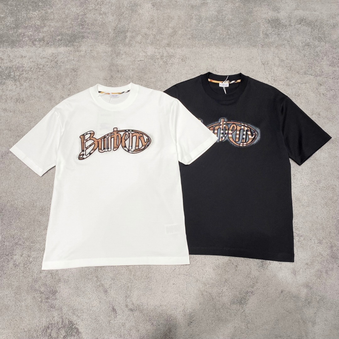 NO:123888,Burberry's new spring and summer new style first-time counter has the latest short-sleeved round-neck T-shirt with high-end customization and avant-garde and fashionable design!  Brand logo heavy craft design, high-end customized mercerated cloud cotton fabric, soft feel, comfortable to wear, exquisite counter-level car line, fine workmanship, invincible and handsome upper body effect!  A must-have item for handsome men!  Color black white Number M-3XL AAA4, burberry, T-shirt,tees, t-shirt,alexander wang19860909巴宝莉 2025春夏新款首发专柜最新款短袖圆领T恤 高端订制 设计前卫时尚！品牌logo重工艺设计 高端定制丝光云朵棉面料.手感柔软.穿着舒适.专柜级别精致车线.做工精细.上身效果无敌帅气！型男必备单品！ 颜色黑色 白色 码数M-3XL AAA4,,burberry,T-shirt,tees，t-shirt,alexander wang,Men's clothing