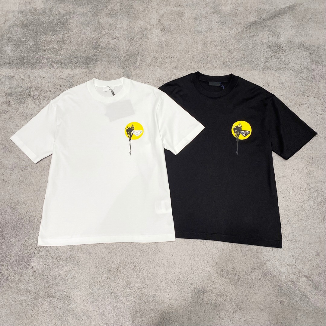 NO:123867,Prada's new spring and summer new style first-time counter latest short-sleeved round-neck T-shirt, high-end customization, avant-garde and fashionable design!  Brand logo heavy craft design, high-end customized mercerated cloud cotton fabric, soft feel, comfortable to wear, exquisite counter-level car line, fine workmanship, invincible and handsome upper body effect!  A must-have item for handsome men!  Color black white Number M-3XL AAA4, prada, T-shirt,tees, t-shirt,alexander wang19860909普拉达 2025春夏新款首发专柜最新款短袖圆领T恤 高端订制 设计前卫时尚！品牌logo重工艺设计 高端定制丝光云朵棉面料.手感柔软.穿着舒适.专柜级别精致车线.做工精细.上身效果无敌帅气！型男必备单品！ 颜色黑色 白色 码数M-3XL AAA4,,prada,T-shirt,tees，t-shirt,alexander wang,Men's clothing