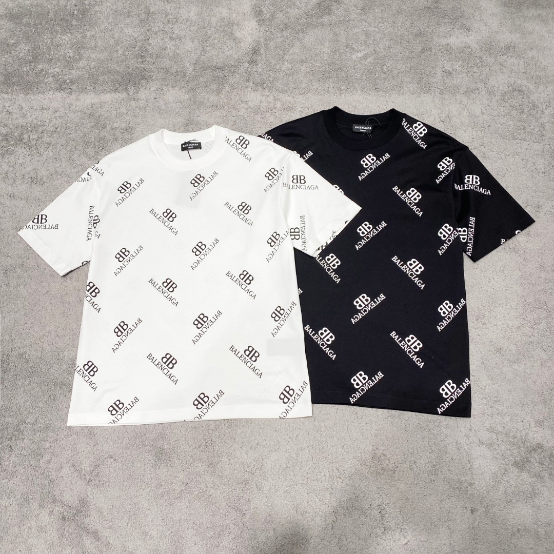 NO:123869,Balenciaga 2025 spring and summer new first-time counter latest short-sleeved round-neck T-shirt, high-end customization, avant-garde and fashionable design!  Brand logo heavy craft design, high-end customized mercerated cloud cotton fabric, soft feel, comfortable to wear, exquisite counter-level car line, fine workmanship, invincible and handsome upper body effect!  A must-have item for handsome men!  Color black white Number M-3XL AAA4, balenciaga, T-shirt,tees, t-shirt,alexander wang19860909巴黎世家 2025春夏新款首发专柜最新款短袖圆领T恤 高端订制 设计前卫时尚！品牌logo重工艺设计 高端定制丝光云朵棉面料.手感柔软.穿着舒适.专柜级别精致车线.做工精细.上身效果无敌帅气！型男必备单品！ 颜色黑色 白色 码数M-3XL AAA4,,balenciaga,T-shirt,tees，t-shirt,alexander wang,Men's clothing