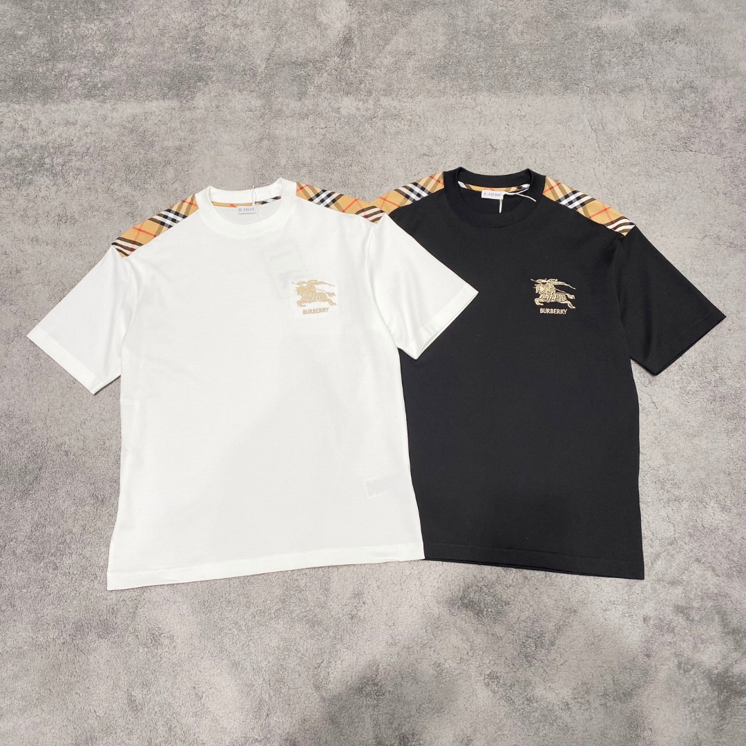 NO:123871,Burberry's new spring and summer new style first-time counter has the latest short-sleeved round-neck T-shirt with high-end customization and avant-garde and fashionable design!  Brand logo heavy craft design, high-end customized mercerated cloud cotton fabric, soft feel, comfortable to wear, exquisite counter-level car line, fine workmanship, invincible and handsome upper body effect!  A must-have item for handsome men!  Color black white Number M-3XL AAA4, burberry, T-shirt,tees, t-shirt,alexander wang19860909巴宝莉 2025春夏新款首发专柜最新款短袖圆领T恤 高端订制 设计前卫时尚！品牌logo重工艺设计 高端定制丝光云朵棉面料.手感柔软.穿着舒适.专柜级别精致车线.做工精细.上身效果无敌帅气！型男必备单品！ 颜色黑色 白色 码数M-3XL AAA4,,burberry,T-shirt,tees，t-shirt,alexander wang,Men's clothing