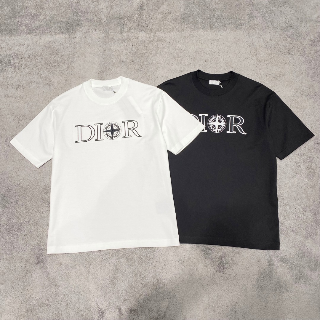 NO:123873,Dior's new spring and summer new style first-time counter has the latest short-sleeved round-neck T-shirt with high-end customization and avant-garde and fashionable design!  Brand logo heavy craft design, high-end customized mercerated cloud cotton fabric, soft feel, comfortable to wear, exquisite counter-level car line, fine workmanship, invincible and handsome upper body effect!  A must-have item for handsome men!  Color black white Number M-3XL AAA4,,dior,T-shirt,tees,t-shirt,alexander wang19860909迪奥 2025春夏新款首发专柜最新款短袖圆领T恤 高端订制 设计前卫时尚！品牌logo重工艺设计 高端定制丝光云朵棉面料.手感柔软.穿着舒适.专柜级别精致车线.做工精细.上身效果无敌帅气！型男必备单品！ 颜色黑色 白色 码数M-3XL AAA4,,dior,T-shirt,tees，t-shirt,alexander wang,Men's clothing