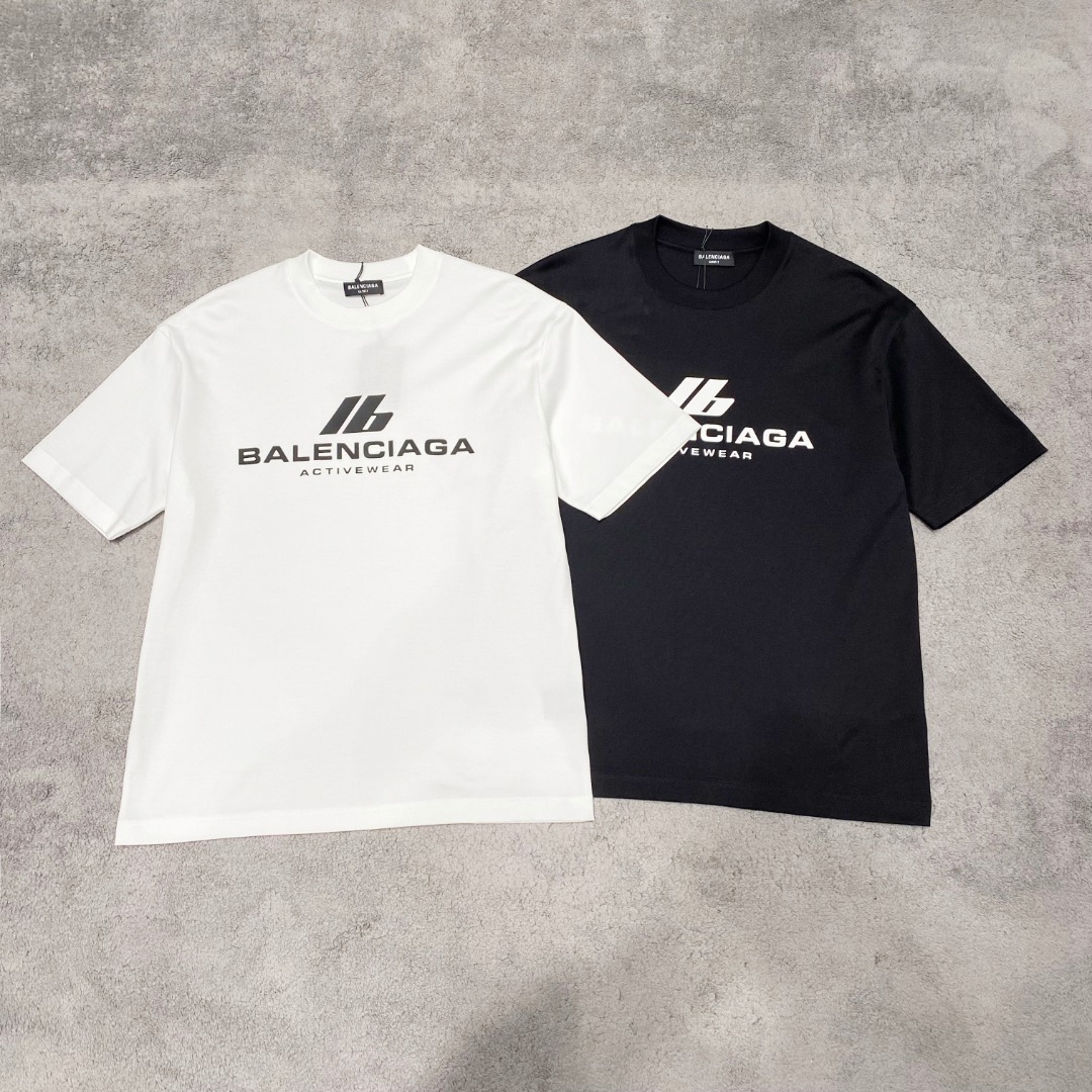 NO:120962,Balenciaga 2025 spring and summer new first-time counter latest short-sleeved round-neck T-shirt, high-end customization, avant-garde and fashionable design!  Brand logo heavy craft design, high-end customized mercerated cloud cotton fabric, soft feel, comfortable to wear, exquisite counter-level car line, fine workmanship, invincible and handsome upper body effect!  A must-have item for handsome men!  Color black white Number M-3XL AAA4, balenciaga, T-shirt,tees, t-shirt,alexander wang19860909巴黎世家 2025春夏新款首发专柜最新款短袖圆领T恤 高端订制 设计前卫时尚！品牌logo重工艺设计 高端定制丝光云朵棉面料.手感柔软.穿着舒适.专柜级别精致车线.做工精细.上身效果无敌帅气！型男必备单品！ 颜色黑色 白色 码数M-3XL AAA4,,balenciaga,T-shirt,tees，t-shirt,alexander wang,Men's clothing