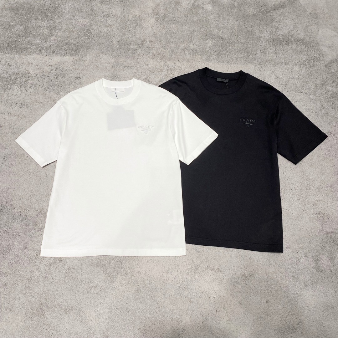 NO:120964,Prada's new spring and summer new style first-time counter latest short-sleeved round-neck T-shirt, high-end customization, avant-garde and fashionable design!  Brand logo heavy craft design, high-end customized mercerated cloud cotton fabric, soft feel, comfortable to wear, exquisite counter-level car line, fine workmanship, invincible and handsome upper body effect!  A must-have item for handsome men!  Color black white Number M-3XL AAA4, prada, T-shirt,tees, t-shirt,alexander wang19860909普拉达 2025春夏新款首发专柜最新款短袖圆领T恤 高端订制 设计前卫时尚！品牌logo重工艺设计 高端定制丝光云朵棉面料.手感柔软.穿着舒适.专柜级别精致车线.做工精细.上身效果无敌帅气！型男必备单品！ 颜色黑色 白色 码数M-3XL AAA4,,prada,T-shirt,tees，t-shirt,alexander wang,Men's clothing