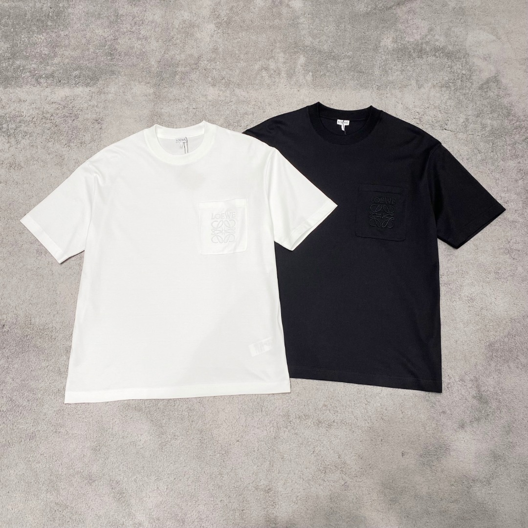 NO:120947,Luo Yiwei's new spring and summer new style first-time counter latest short-sleeved round-neck T-shirt, high-end customization, avant-garde and fashionable design!  Brand logo heavy craft design, high-end customized mercerated cloud cotton fabric, soft feel, comfortable to wear, exquisite counter-level car line, fine workmanship, invincible and handsome upper body effect!  A must-have item for handsome men!  Color black white Number M-3XL AAA4, loewe, T-shirt,tees, t-shirt,alexander wang19860909罗意威 2025春夏新款首发专柜最新款短袖圆领T恤 高端订制 设计前卫时尚！品牌logo重工艺设计 高端定制丝光云朵棉面料.手感柔软.穿着舒适.专柜级别精致车线.做工精细.上身效果无敌帅气！型男必备单品！ 颜色黑色 白色 码数M-3XL AAA4,,loewe,T-shirt,tees，t-shirt,alexander wang,Men's clothing