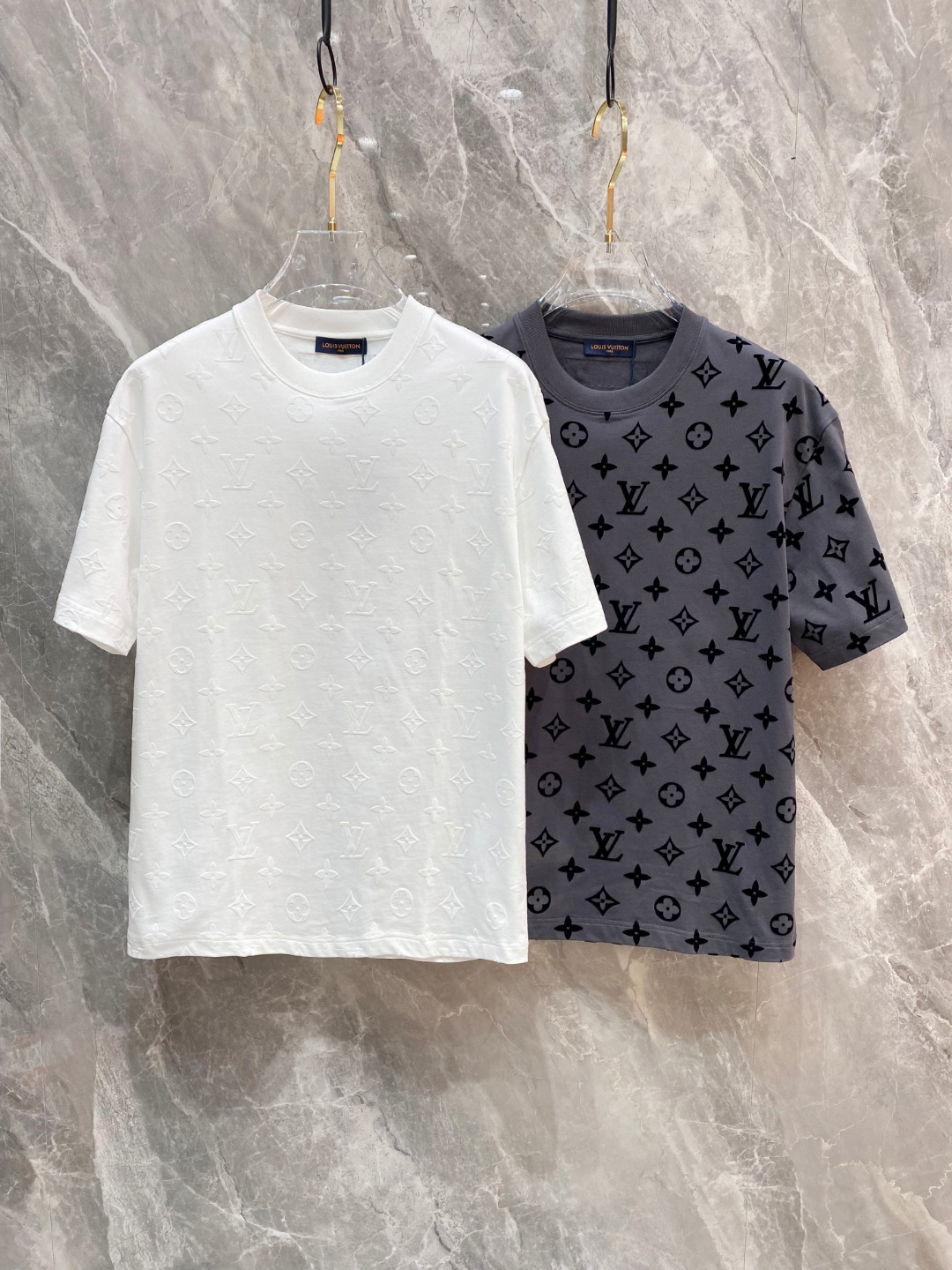 NO:120949,LV 2025 spring and summer new style first-time counter latest short-sleeved round-neck T-shirt, high-end customization, avant-garde and fashionable design!  Brand logo heavy craft design, high-end customized mercerated cloud cotton fabric, soft feel, comfortable to wear, exquisite counter-level car line, fine workmanship, invincible and handsome upper body effect!  A must-have item for handsome men!  Color black white gray blue orange pink code M-3XL AAA4,,louis vuitton,T-shirt,tees,t-shirt,alexander wang19860909LV 2025春夏新款首发专柜最新款短袖圆领T恤 高端订制 设计前卫时尚！品牌logo重工艺设计 高端定制丝光云朵棉面料.手感柔软.穿着舒适.专柜级别精致车线.做工精细.上身效果无敌帅气！型男必备单品！ 颜色黑色 白色 灰色 蓝色 橘色 粉色 码数M-3XL AAA4,,louis vuitton,T-shirt,tees，t-shirt,alexander wang,Men's clothing