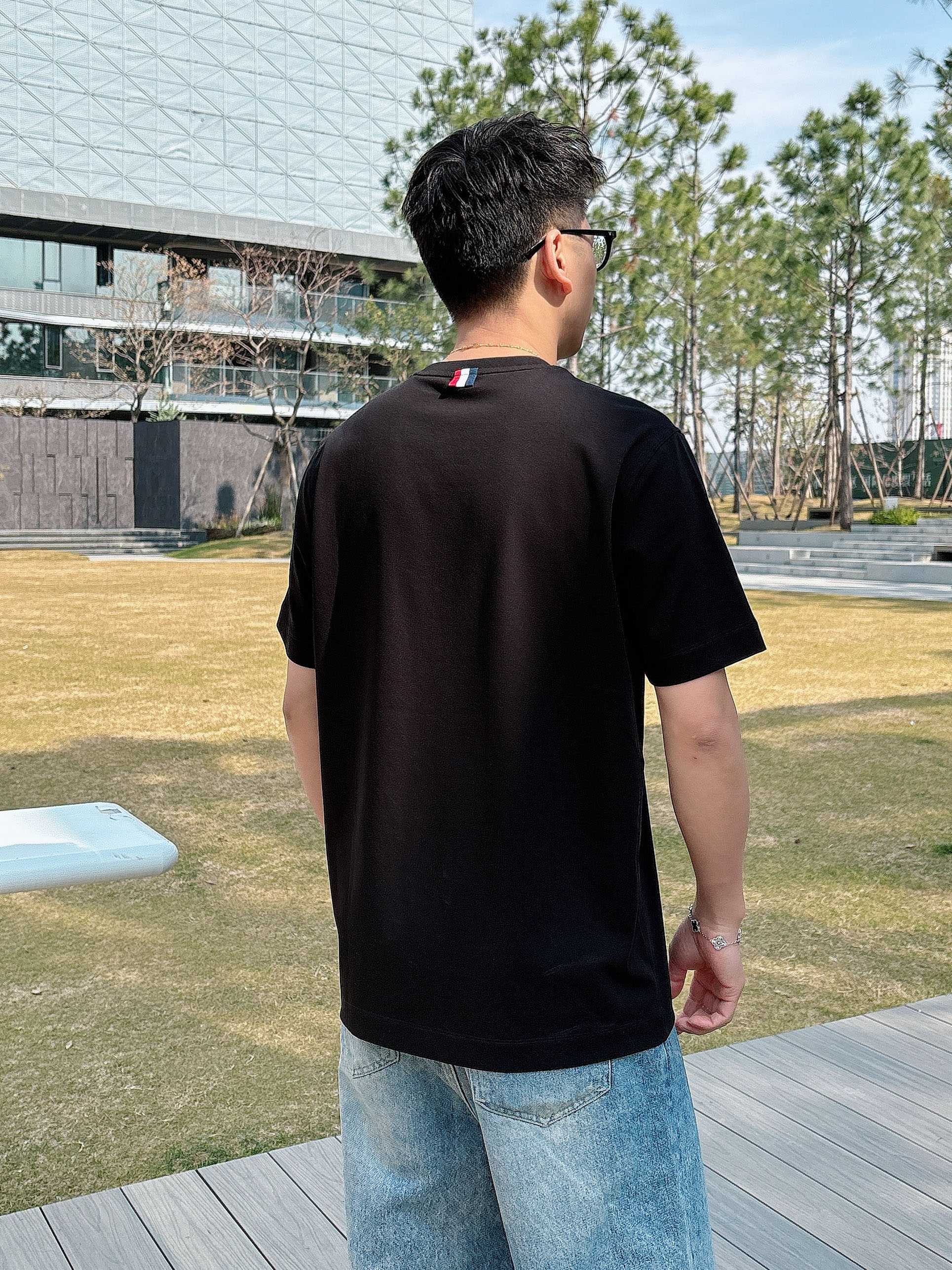 【 蒙口 2026春夏 · 高阶定制T恤】🔹 核心面料：秘鲁进口匹马棉 × 顶级丝光工艺🔹 核心体感：蚕