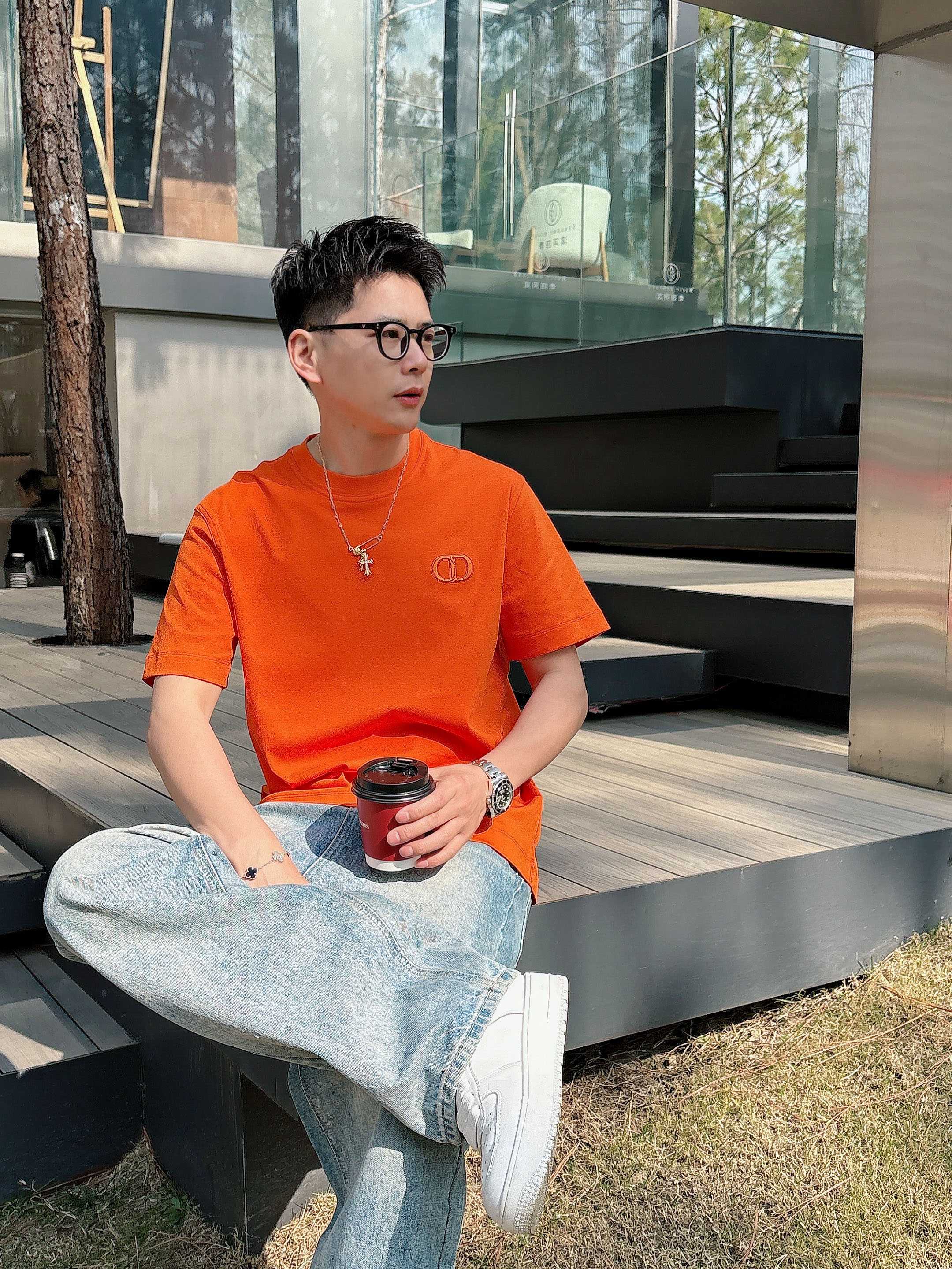 【 Dior 2026春夏 · 高阶定制T恤】🔹 核心面料：秘鲁进口匹马棉 × 顶级丝光工艺🔹 核心体感
