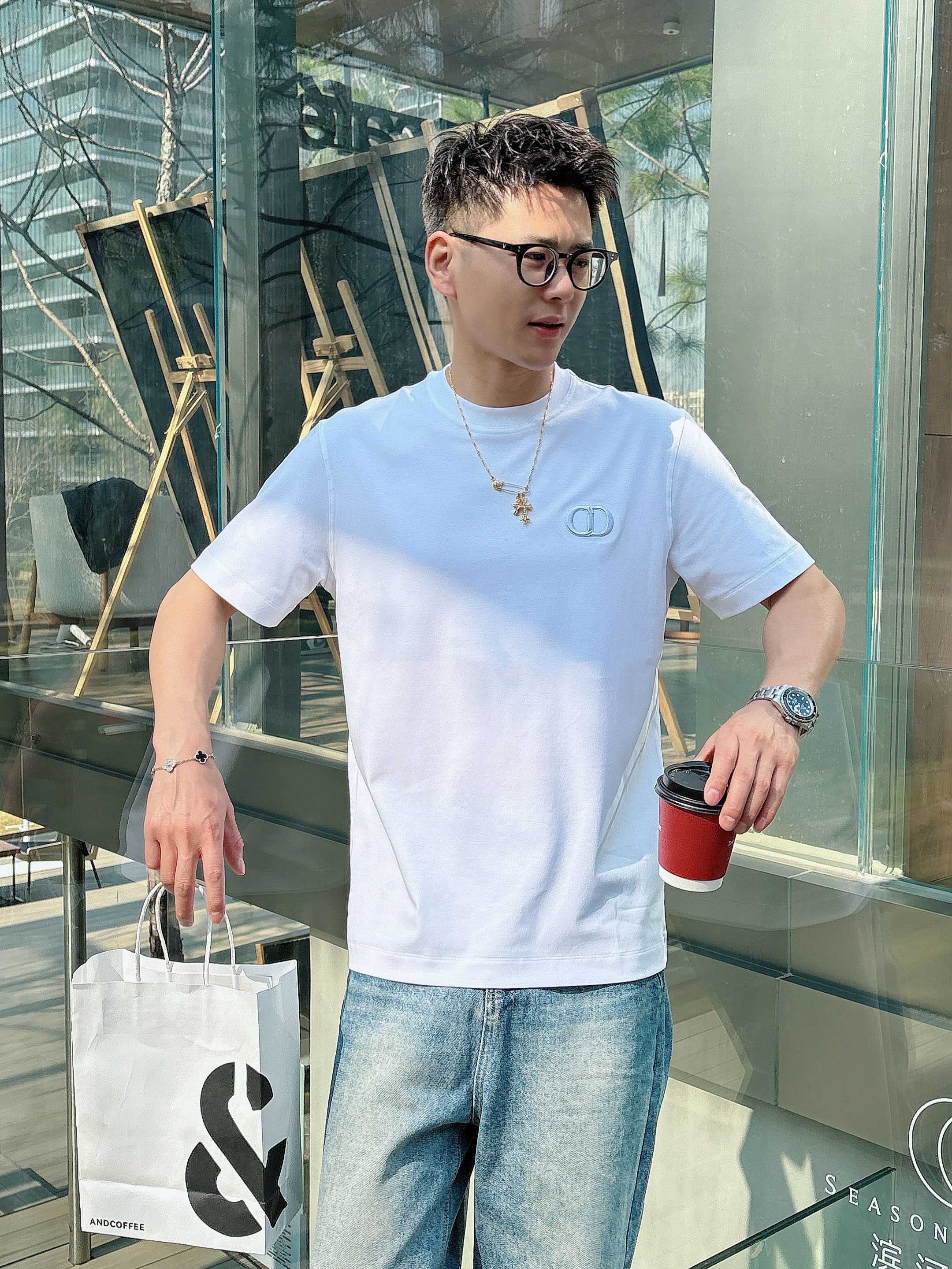 【 Dior 2026春夏 · 高阶定制T恤】🔹 核心面料：秘鲁进口匹马棉 × 顶级丝光工艺🔹 核心体感