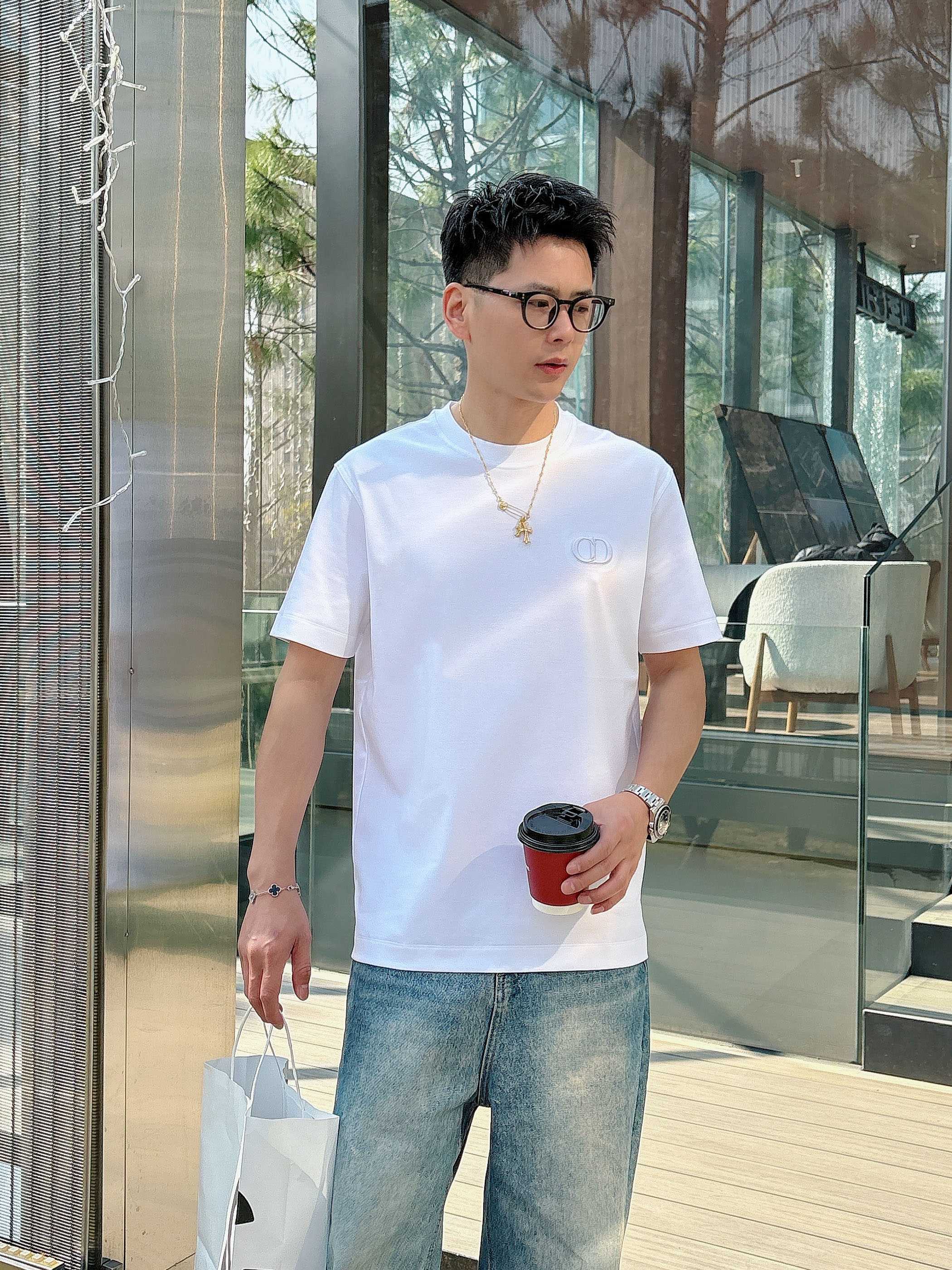 【 Dior 2026春夏 · 高阶定制T恤】🔹 核心面料：秘鲁进口匹马棉 × 顶级丝光工艺🔹 核心体感