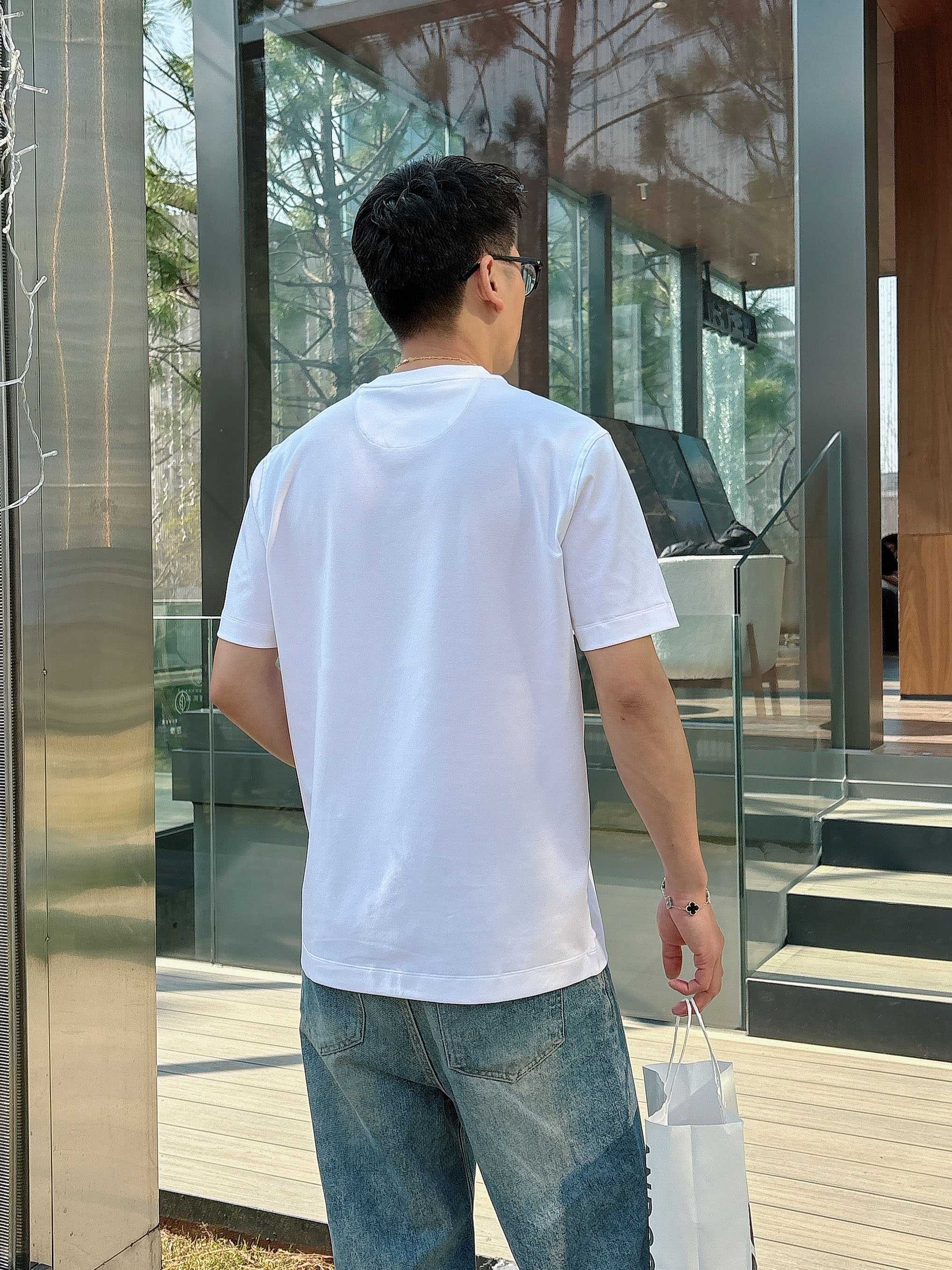【 Dior 2026春夏 · 高阶定制T恤】🔹 核心面料：秘鲁进口匹马棉 × 顶级丝光工艺🔹 核心体感