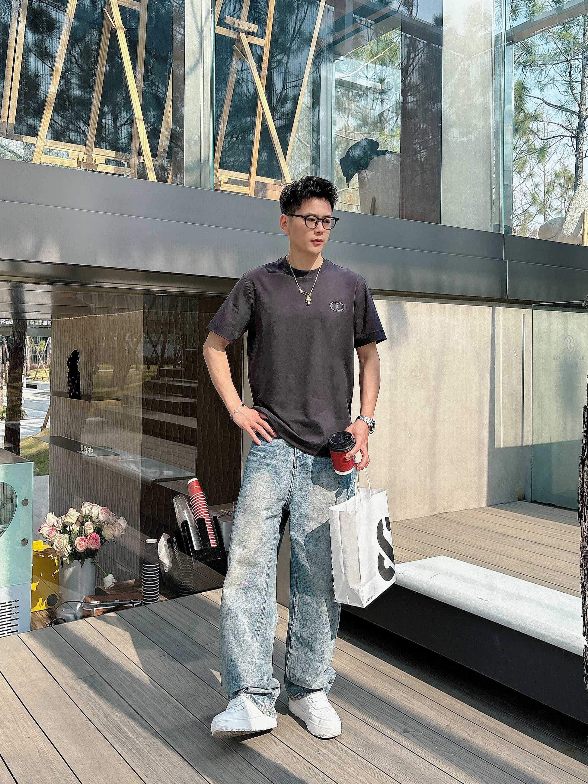【 Dior 2026春夏 · 高阶定制T恤】🔹 核心面料：秘鲁进口匹马棉 × 顶级丝光工艺🔹 核心体感