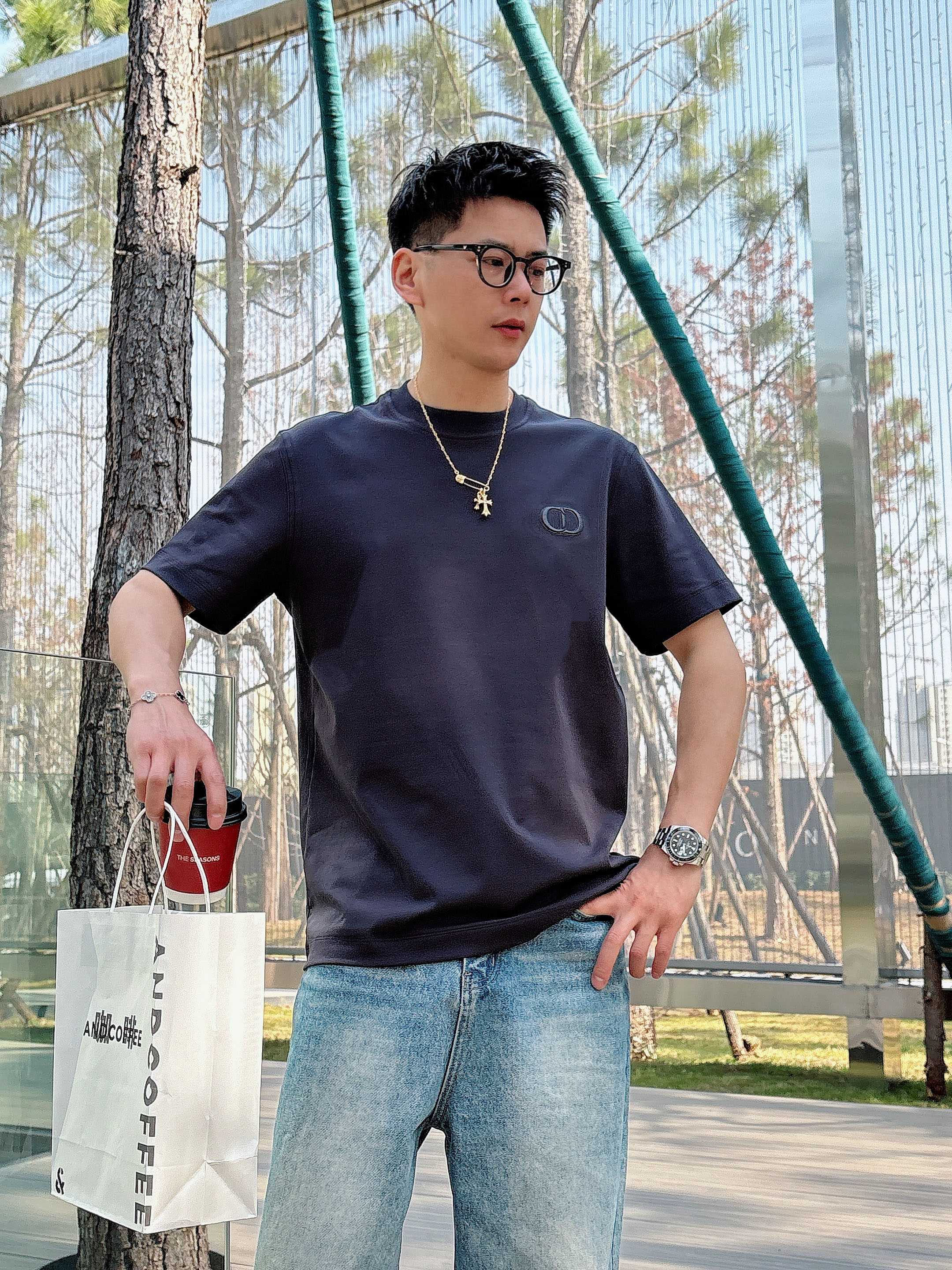 【 Dior 2026春夏 · 高阶定制T恤】🔹 核心面料：秘鲁进口匹马棉 × 顶级丝光工艺🔹 核心体感