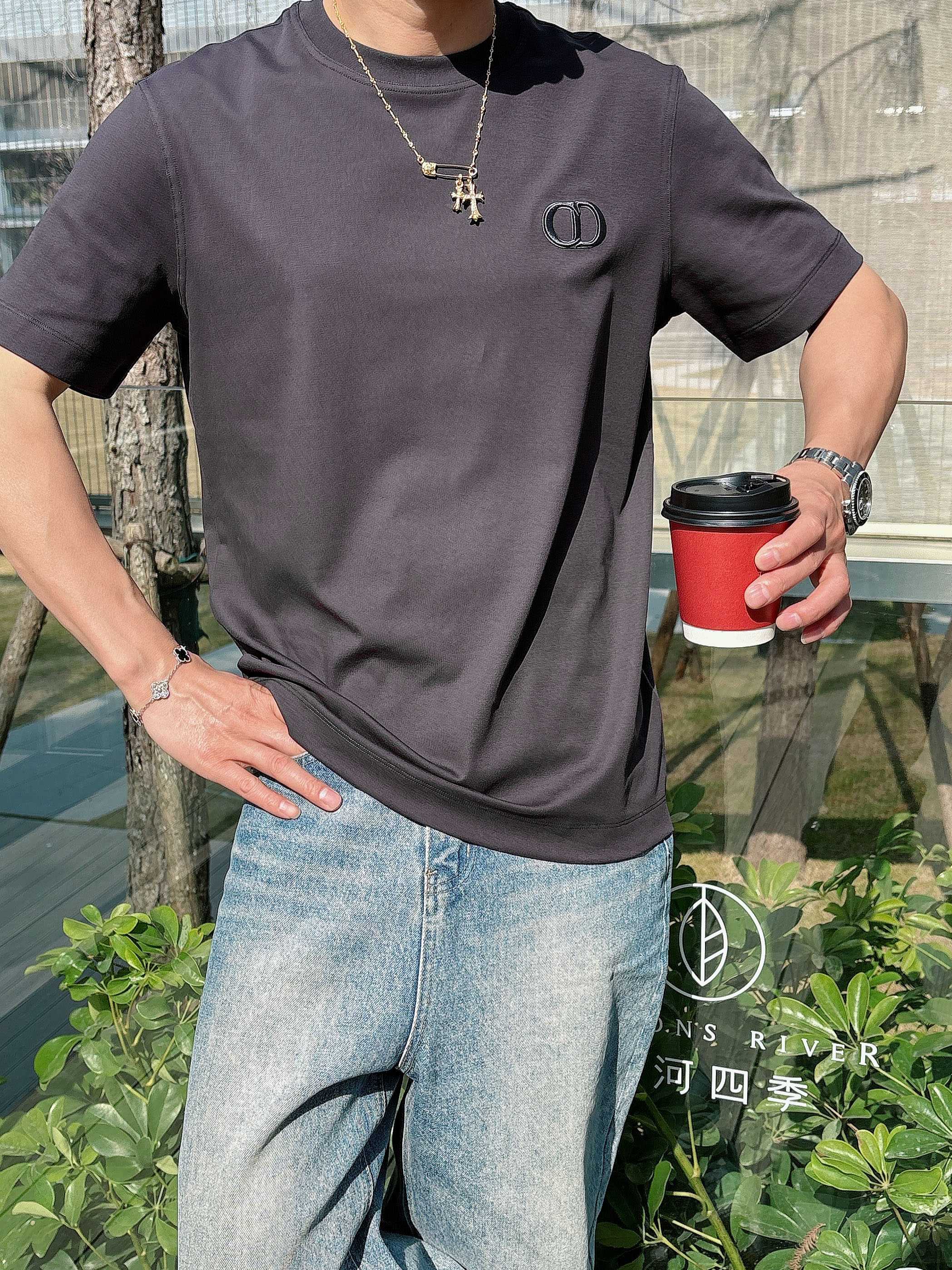 【 Dior 2026春夏 · 高阶定制T恤】🔹 核心面料：秘鲁进口匹马棉 × 顶级丝光工艺🔹 核心体感