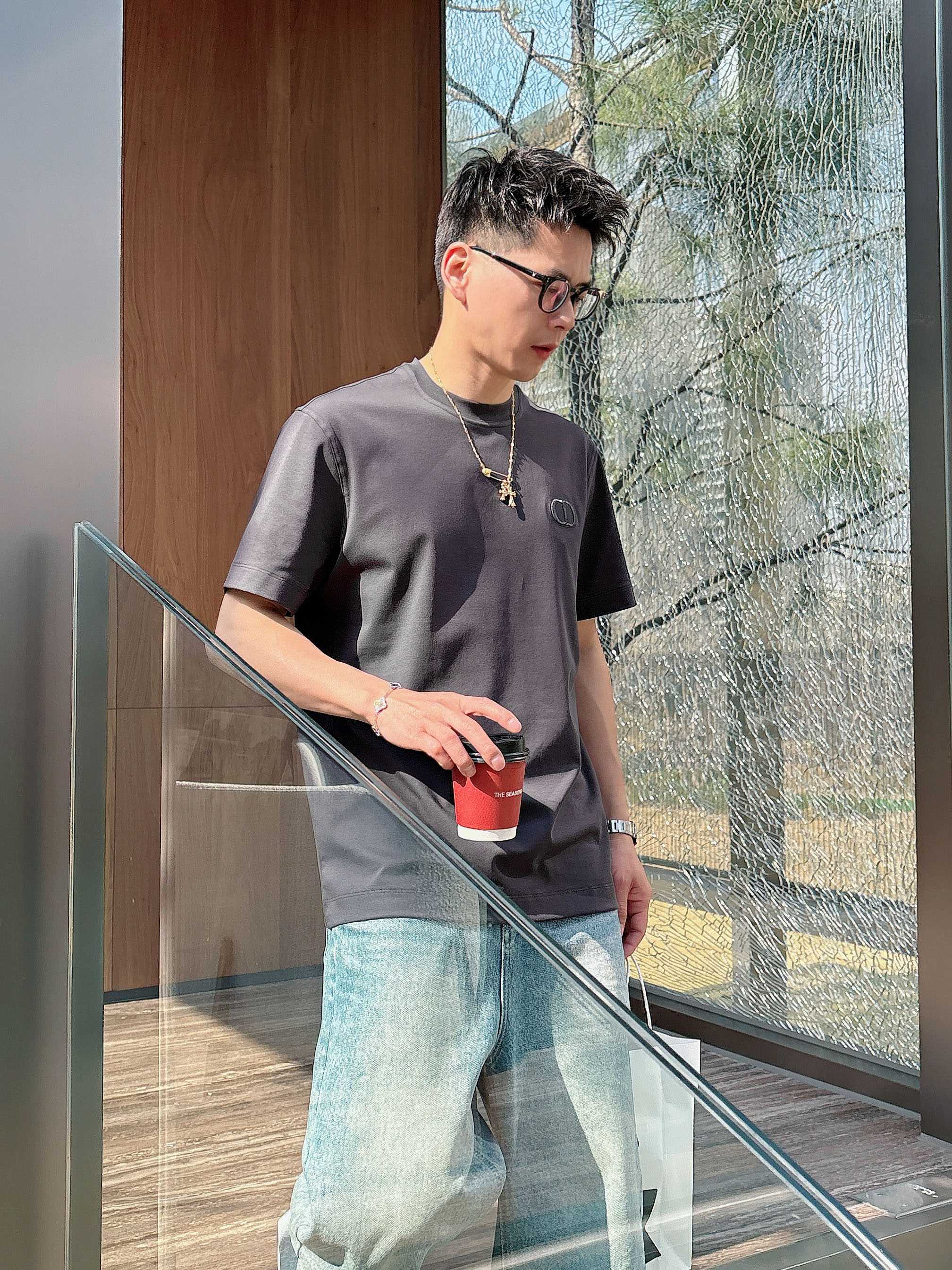 【 Dior 2026春夏 · 高阶定制T恤】🔹 核心面料：秘鲁进口匹马棉 × 顶级丝光工艺🔹 核心体感