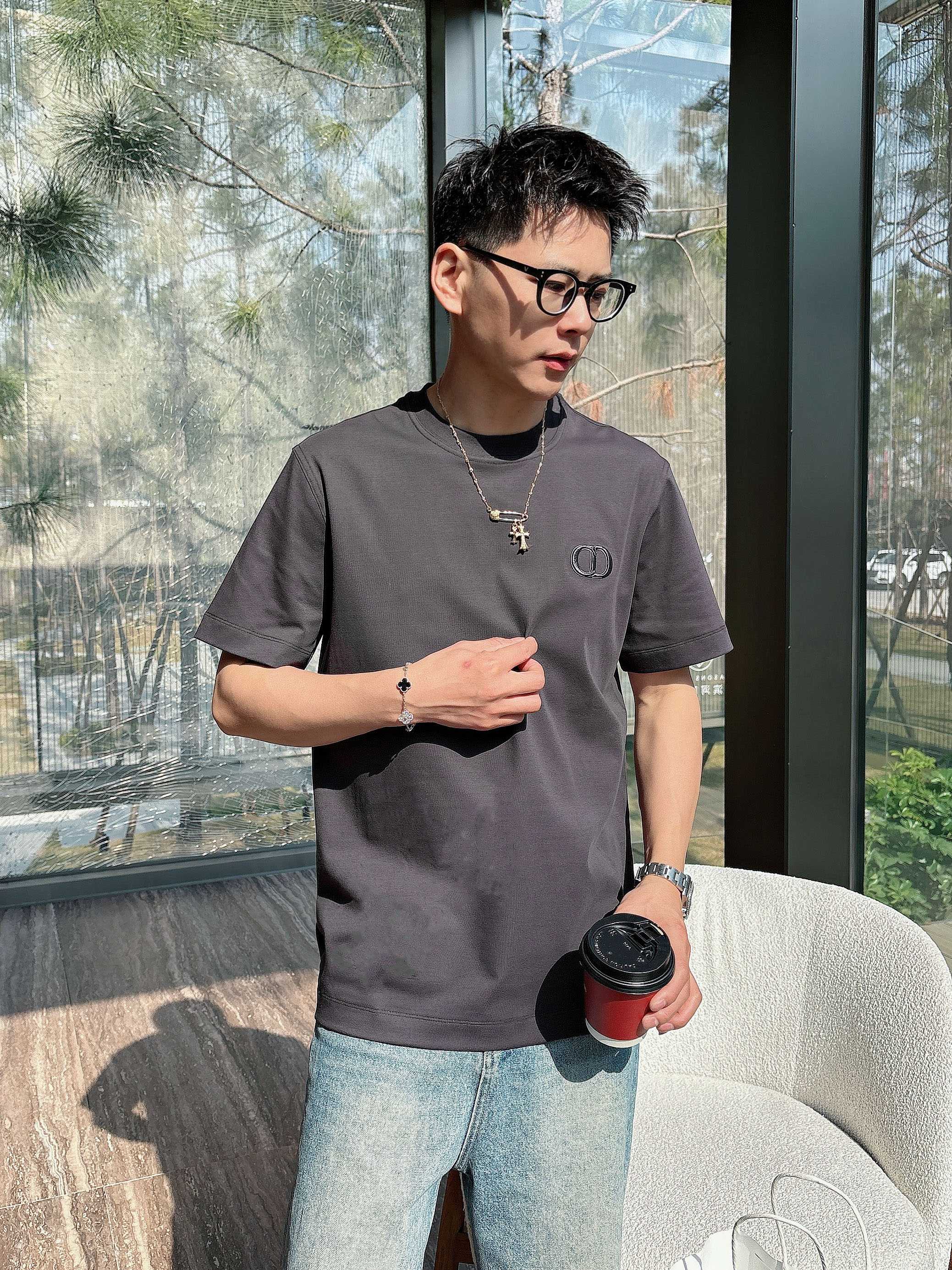【 Dior 2026春夏 · 高阶定制T恤】🔹 核心面料：秘鲁进口匹马棉 × 顶级丝光工艺🔹 核心体感