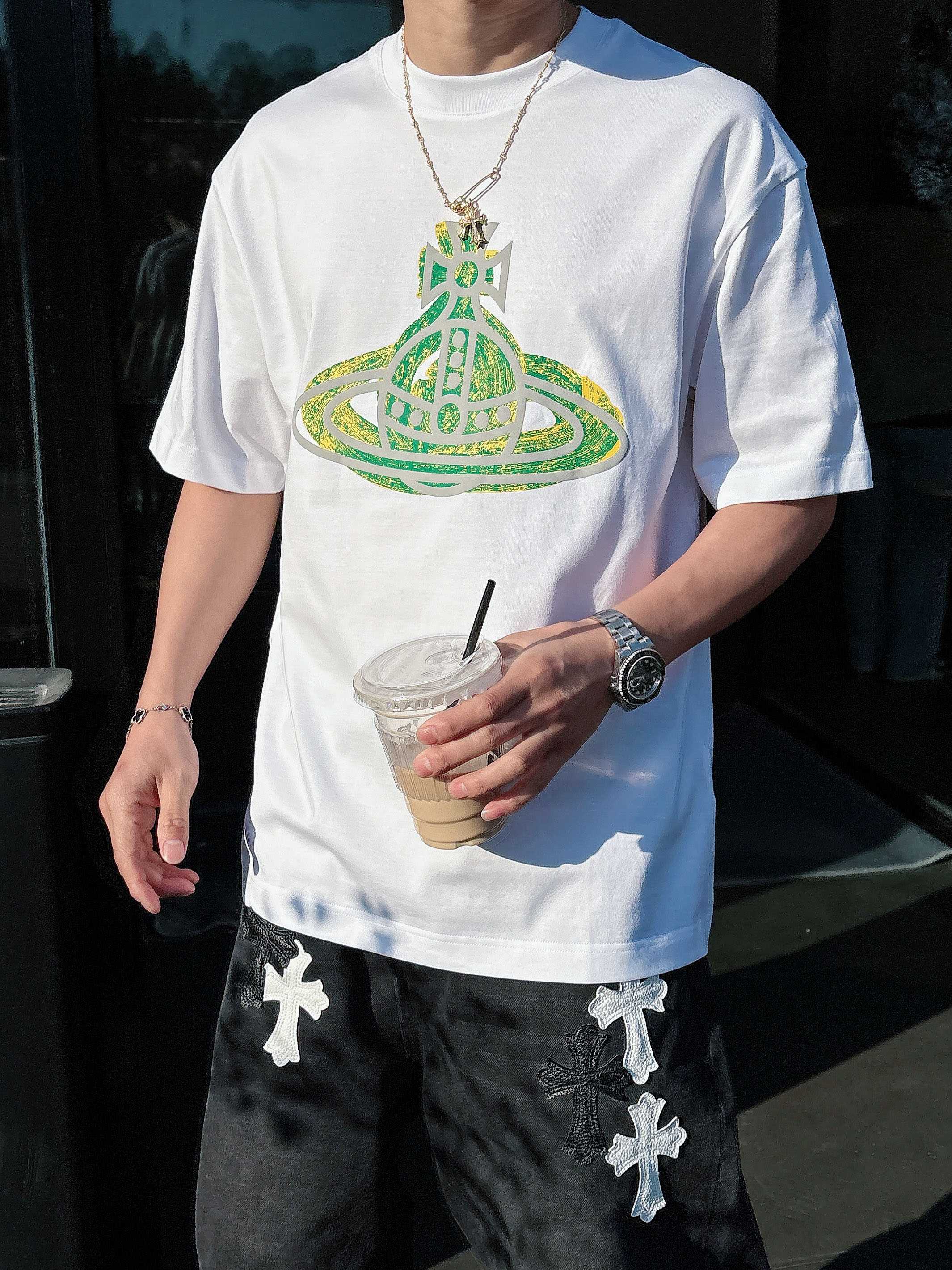 NO:136774,The Queen Mother of the West has a new spring and summer first-time counter with the latest short-sleeved round-neck T-shirt, high-end customization, avant-garde and fashionable design!  Brand logo heavy craft design, high-end customized mercerated cloud cotton fabric, soft feel, comfortable to wear, exquisite counter-level car line, fine workmanship, invincible and handsome upper body effect!  A must-have item for handsome men!  Color black white Number M-3XL 25-1260, T-shirt,tees,t-shirt,alexander wang19860909西太后 春夏新款首发专柜最新款短袖圆领T恤 高端订制 设计前卫时尚！品牌logo重工艺设计 高端定制丝光云朵棉面料.手感柔软.穿着舒适.专柜级别精致车线.做工精细.上身效果无敌帅气！型男必备单品！ 颜色黑色 白色 码数M-3XL 25-1260,,T-shirt,tees，t-shirt,alexander wang,Men's clothing