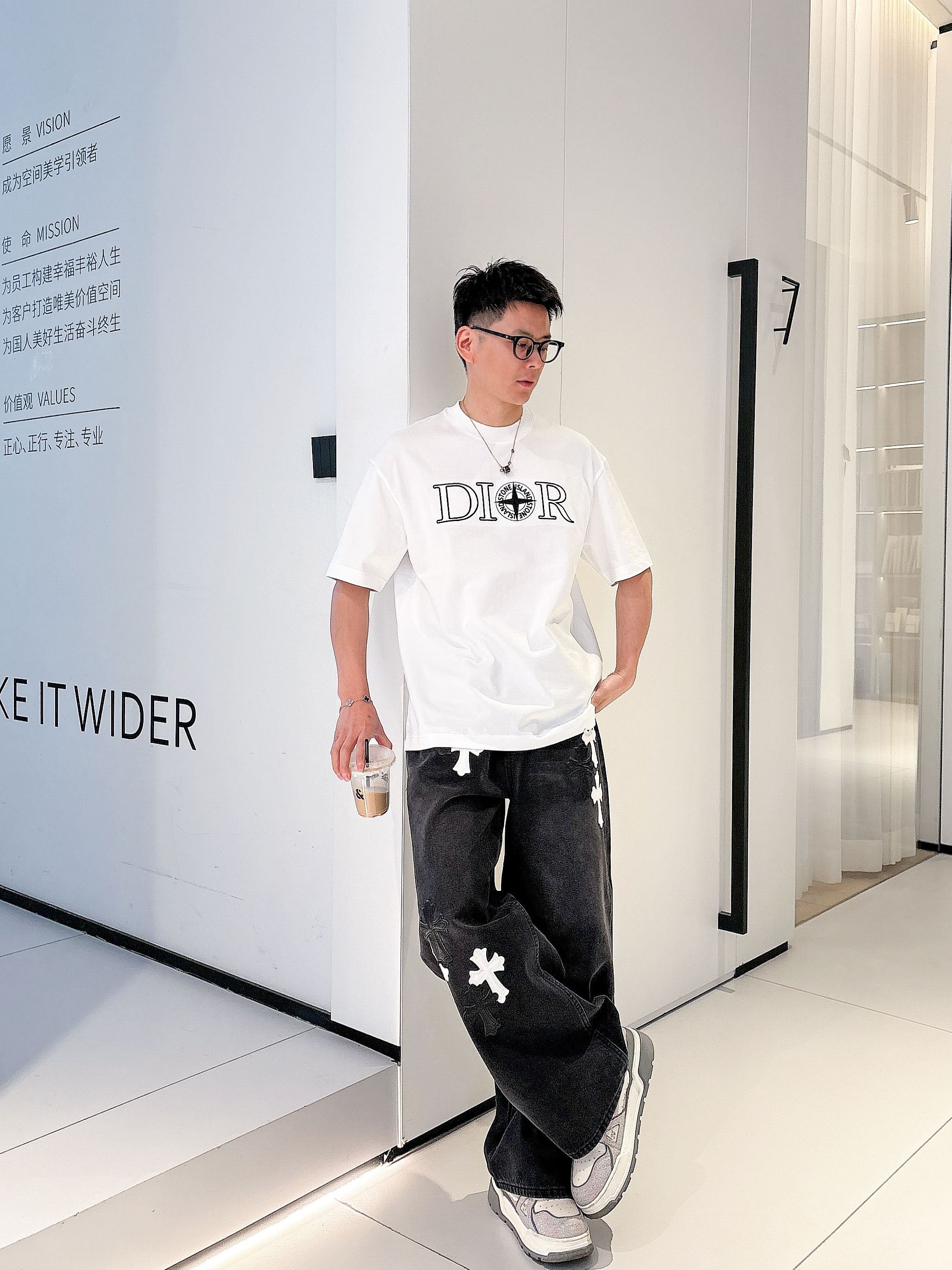 NO:504228,Dior's new spring and summer new style first-time counter has the latest short-sleeved round-neck T-shirt with high-end customization and avant-garde and fashionable design!  Brand logo heavy craft design, high-end customized mercerated cloud cotton fabric, soft feel, comfortable to wear, exquisite counter-level car line, fine workmanship, invincible and handsome upper body effect!  A must-have item for handsome men!  Color black white Number M-3XL 25-1260,,dior,T-shirt,tees,t-shirt,alexander wang19860909迪奥 2025春夏新款首发专柜最新款短袖圆领T恤 高端订制 设计前卫时尚！品牌logo重工艺设计 高端定制丝光云朵棉面料.手感柔软.穿着舒适.专柜级别精致车线.做工精细.上身效果无敌帅气！型男必备单品！ 颜色黑色 白色 码数M-3XL 25-1260,,dior,T-shirt,tees，t-shirt,alexander wang,Men's clothing