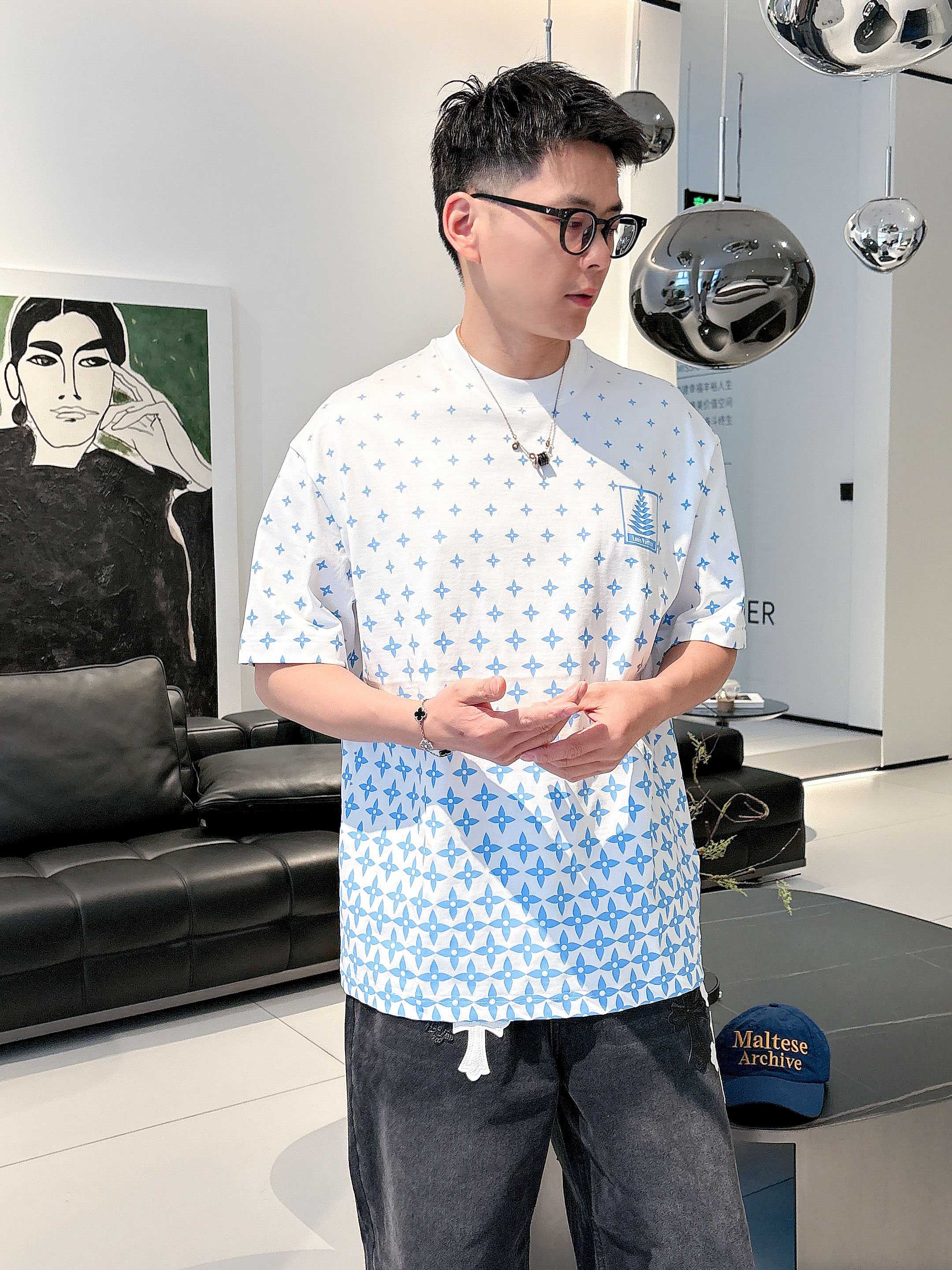 NO:504248,LV 2025 spring and summer new style first-time counter latest short-sleeved round-neck T-shirt, high-end customization, avant-garde and fashionable design!  Brand logo heavy craft design, high-end customized mercerated cloud cotton fabric, soft feel, comfortable to wear, exquisite counter-level car line, fine workmanship, invincible and handsome upper body effect!  A must-have item for handsome men!  Color black white Number M-3XL 25-1260,,louis vuitton,T-shirt,tees,t-shirt,alexander wang19860909LV 2025春夏新款首发专柜最新款短袖圆领T恤 高端订制 设计前卫时尚！品牌logo重工艺设计 高端定制丝光云朵棉面料.手感柔软.穿着舒适.专柜级别精致车线.做工精细.上身效果无敌帅气！型男必备单品！ 颜色黑色 白色 码数M-3XL 25-1260,,louis vuitton,T-shirt,tees，t-shirt,alexander wang,Men's clothing