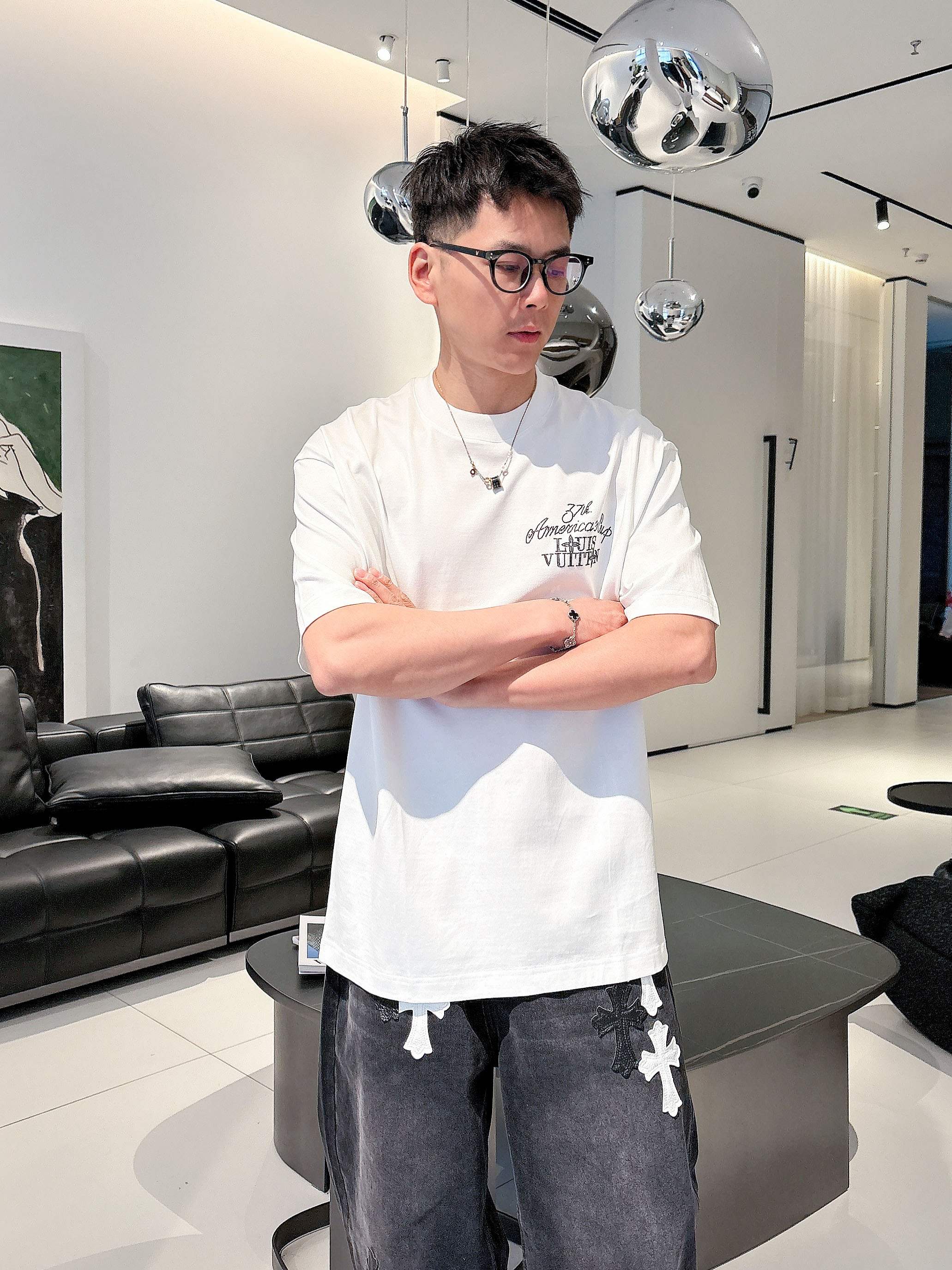 NO:504233,LV 2025 spring and summer new style first-time counter latest short-sleeved round-neck T-shirt, high-end customization, avant-garde and fashionable design!  Brand logo heavy craft design, high-end customized mercerated cloud cotton fabric, soft feel, comfortable to wear, exquisite counter-level car line, fine workmanship, invincible and handsome upper body effect!  A must-have item for handsome men!  Color black white Number M-3XL 25-1260,,louis vuitton,T-shirt,tees,t-shirt,alexander wang19860909LV 2025春夏新款首发专柜最新款短袖圆领T恤 高端订制 设计前卫时尚！品牌logo重工艺设计 高端定制丝光云朵棉面料.手感柔软.穿着舒适.专柜级别精致车线.做工精细.上身效果无敌帅气！型男必备单品！ 颜色黑色 白色 码数M-3XL 25-1260,,louis vuitton,T-shirt,tees，t-shirt,alexander wang,Men's clothing