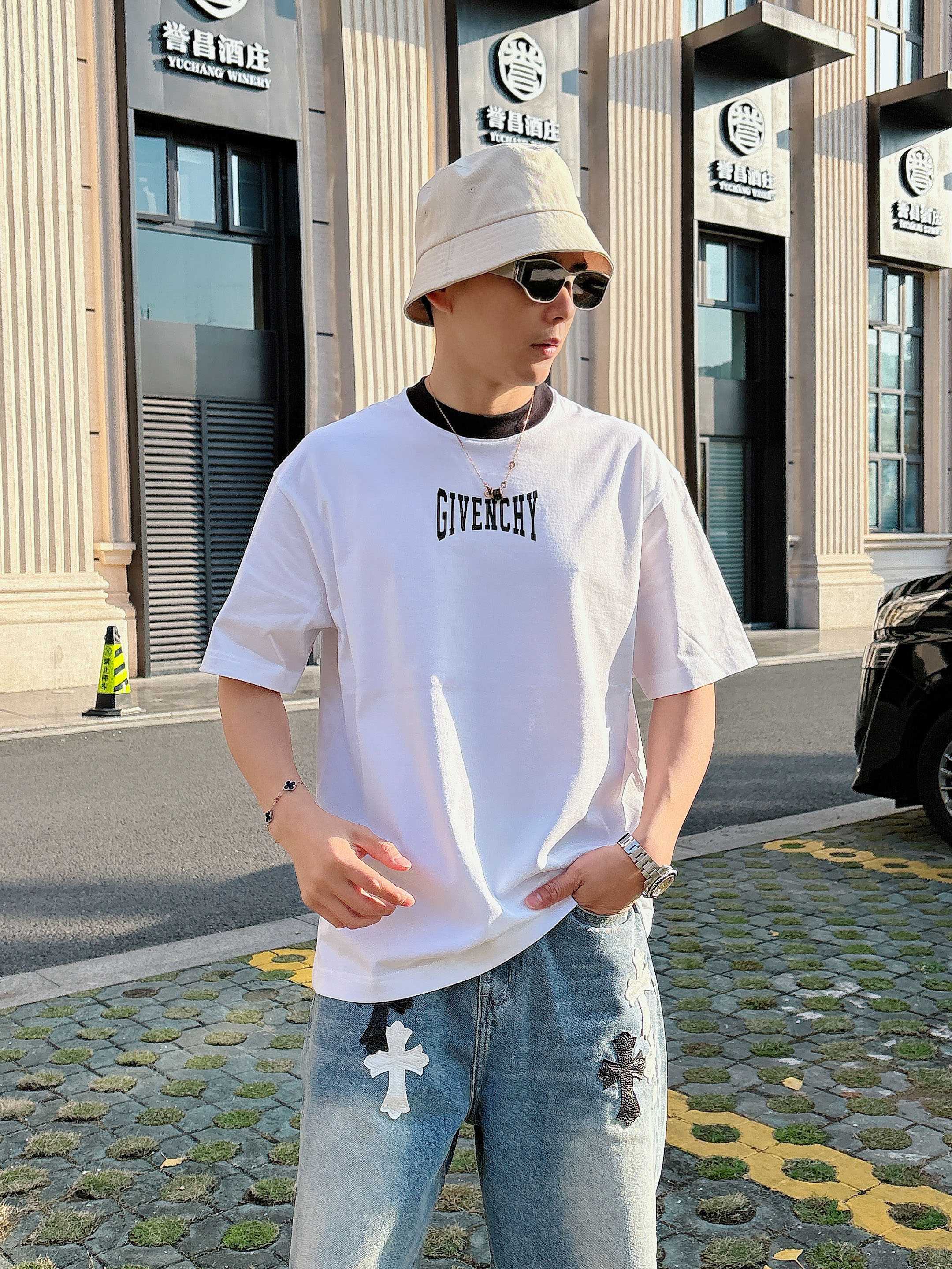 NO:504243,Givenchy's new spring and summer new style in the first counter, the latest short-sleeved round-neck T-shirt, high-end customization, avant-garde and fashionable design!  Brand logo heavy craft design, high-end customized mercerated cloud cotton fabric, soft feel, comfortable to wear, exquisite counter-level car line, fine workmanship, invincible and handsome upper body effect!  A must-have item for handsome men!  Color black white Number M-3XL 25-1260, given ,T-shirt,tees,t-shirt,alexander wang19860909纪梵希 2025春夏新款首发专柜最新款短袖圆领T恤 高端订制 设计前卫时尚！品牌logo重工艺设计 高端定制丝光云朵棉面料.手感柔软.穿着舒适.专柜级别精致车线.做工精细.上身效果无敌帅气！型男必备单品！ 颜色黑色 白色 码数M-3XL 25-1260,,givenchy,T-shirt,tees，t-shirt,alexander wang,Men's clothing