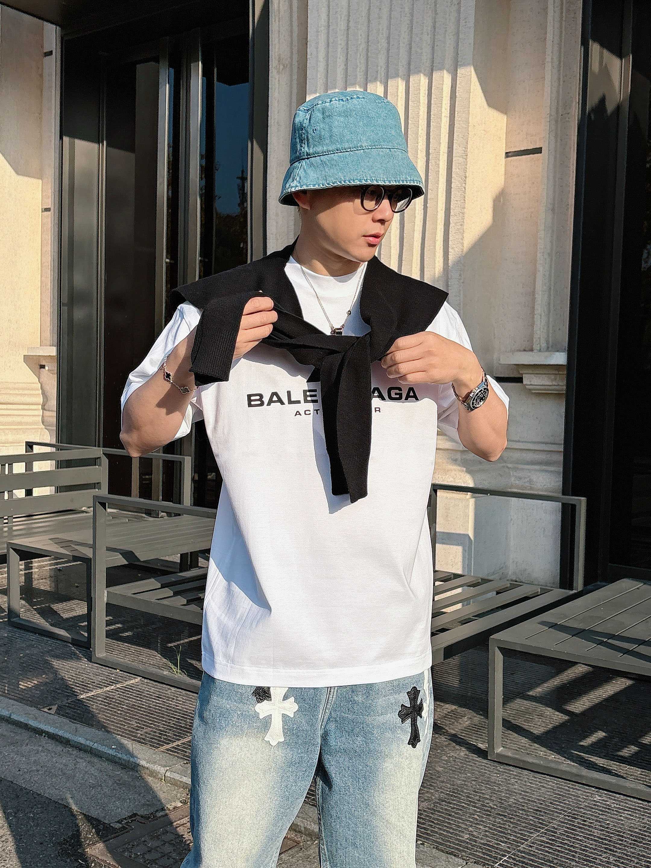 NO:504238,Balenciaga 2025 spring and summer new first-time counter latest short-sleeved round-neck T-shirt, high-end customization, avant-garde and fashionable design!  Brand logo heavy craft design, high-end customized mercerated cloud cotton fabric, soft feel, comfortable to wear, exquisite counter-level car line, fine workmanship, invincible and handsome upper body effect!  A must-have item for handsome men!  Color black white Number M-3XL 25-1260,,balenciaga,T-shirt,tees,t-shirt,alexander wang19860909巴黎世家 2025春夏新款首发专柜最新款短袖圆领T恤 高端订制 设计前卫时尚！品牌logo重工艺设计 高端定制丝光云朵棉面料.手感柔软.穿着舒适.专柜级别精致车线.做工精细.上身效果无敌帅气！型男必备单品！ 颜色黑色 白色 码数M-3XL 25-1260,,balenciaga,T-shirt,tees，t-shirt,alexander wang,Men's clothing