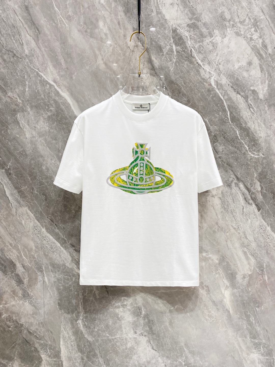 NO:120951,The Queen Mother of the Cialis 2025 spring and summer new style first-time counter latest short-sleeved round-neck T-shirt, high-end customization, avant-garde and fashionable design!  Brand logo heavy craft design, high-end customized mercerated cloud cotton fabric, soft feel, comfortable to wear, exquisite counter-level car line, fine workmanship, invincible and handsome upper body effect!  A must-have item for handsome men!  Color black white Number M-3XL AAA4, T-shirt,tees,t-shirt,alexander wang19860909西太后 2025春夏新款首发专柜最新款短袖圆领T恤 高端订制 设计前卫时尚！品牌logo重工艺设计 高端定制丝光云朵棉面料.手感柔软.穿着舒适.专柜级别精致车线.做工精细.上身效果无敌帅气！型男必备单品！ 颜色黑色 白色 码数M-3XL AAA4,,T-shirt,tees，t-shirt,alexander wang,Men's clothing