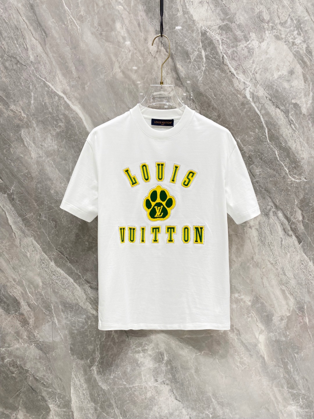 NO:120957,LV 2025 spring and summer new style first-time counter latest short-sleeved round-neck T-shirt, high-end customization, avant-garde and fashionable design!  Brand logo heavy craft design, high-end customized mercerated cloud cotton fabric, soft feel, comfortable to wear, exquisite counter-level car line, fine workmanship, invincible and handsome upper body effect!  A must-have item for handsome men!  Color black white Number M-3XL AAA4,,louis vuitton,T-shirt,tees,t-shirt,alexander wang19860909LV 2025春夏新款首发专柜最新款短袖圆领T恤 高端订制 设计前卫时尚！品牌logo重工艺设计 高端定制丝光云朵棉面料.手感柔软.穿着舒适.专柜级别精致车线.做工精细.上身效果无敌帅气！型男必备单品！ 颜色黑色 白色 码数M-3XL AAA4,,louis vuitton,T-shirt,tees，t-shirt,alexander wang,Men's clothing