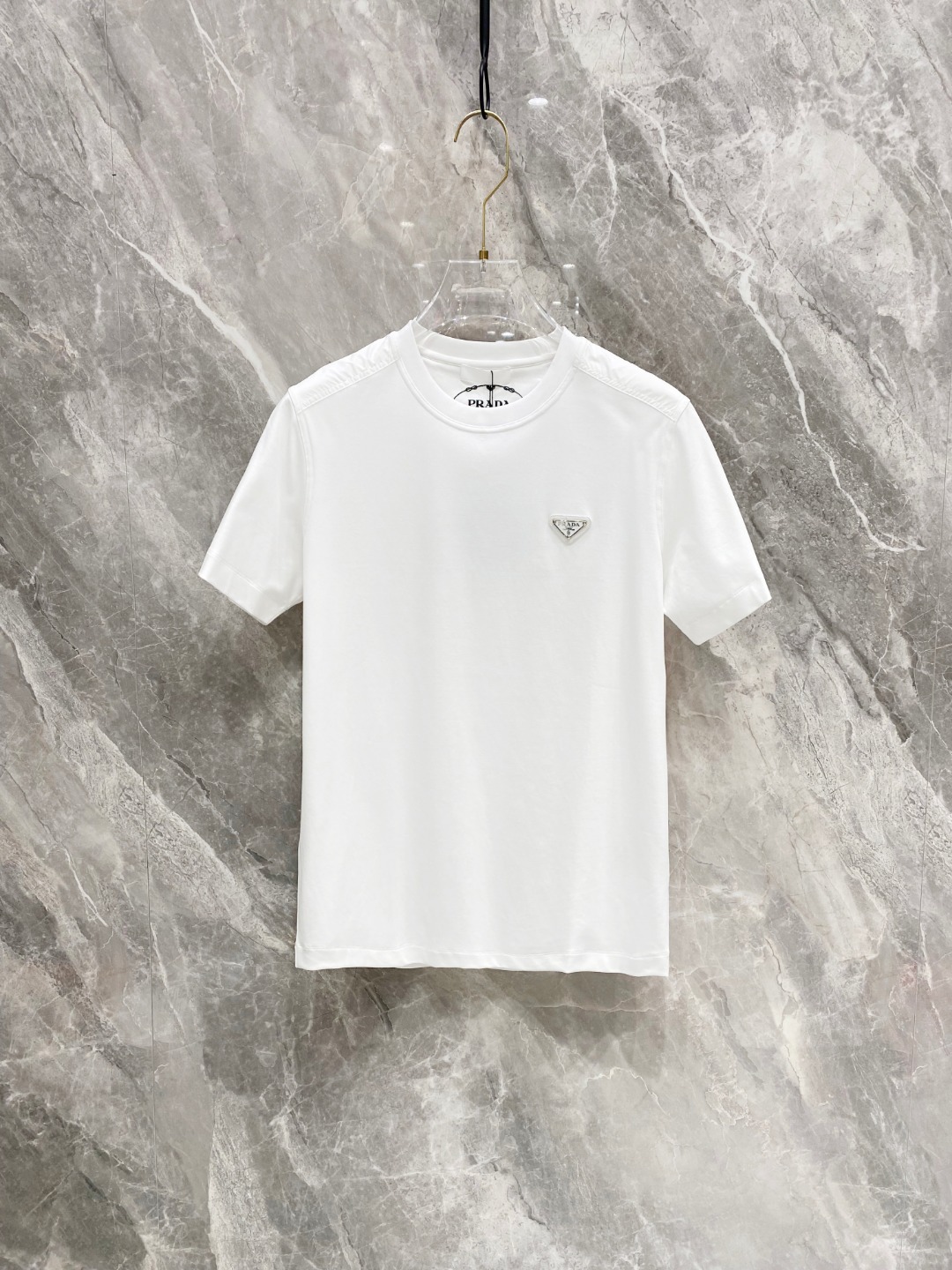 NO:120959,Prada's new spring and summer new style first-time counter latest short-sleeved round-neck T-shirt, high-end customization, avant-garde and fashionable design!  Brand logo heavy craft design, high-end customized mercerated cloud cotton fabric, soft feel, comfortable to wear, exquisite counter-level car line, fine workmanship, invincible and handsome upper body effect!  A must-have item for handsome men!  Color black white Number M-3XL AAA4, prada, T-shirt,tees, t-shirt,alexander wang19860909普拉达 2025春夏新款首发专柜最新款短袖圆领T恤 高端订制 设计前卫时尚！品牌logo重工艺设计 高端定制丝光云朵棉面料.手感柔软.穿着舒适.专柜级别精致车线.做工精细.上身效果无敌帅气！型男必备单品！ 颜色黑色 白色 码数M-3XL AAA4,,prada,T-shirt,tees，t-shirt,alexander wang,Men's clothing