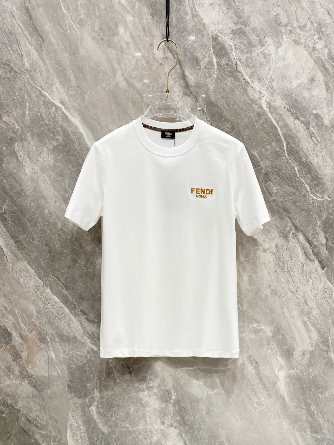 NO:120961,Fendi's new spring and summer new style first-time counter has the latest short-sleeved round-neck T-shirt with high-end customization and avant-garde and fashionable design!  Brand logo heavy craft design, high-end customized mercerated cloud cotton fabric, soft feel, comfortable to wear, exquisite counter-level car line, fine workmanship, invincible and handsome upper body effect!  A must-have item for handsome men!  Color black white Number M-3XL AAA4, fendi, T-shirt,tees, t-shirt,alexander wang19860909芬迪 2025春夏新款首发专柜最新款短袖圆领T恤 高端订制 设计前卫时尚！品牌logo重工艺设计 高端定制丝光云朵棉面料.手感柔软.穿着舒适.专柜级别精致车线.做工精细.上身效果无敌帅气！型男必备单品！ 颜色黑色 白色 码数M-3XL AAA4,,fendi,T-shirt,tees，t-shirt,alexander wang,Men's clothing