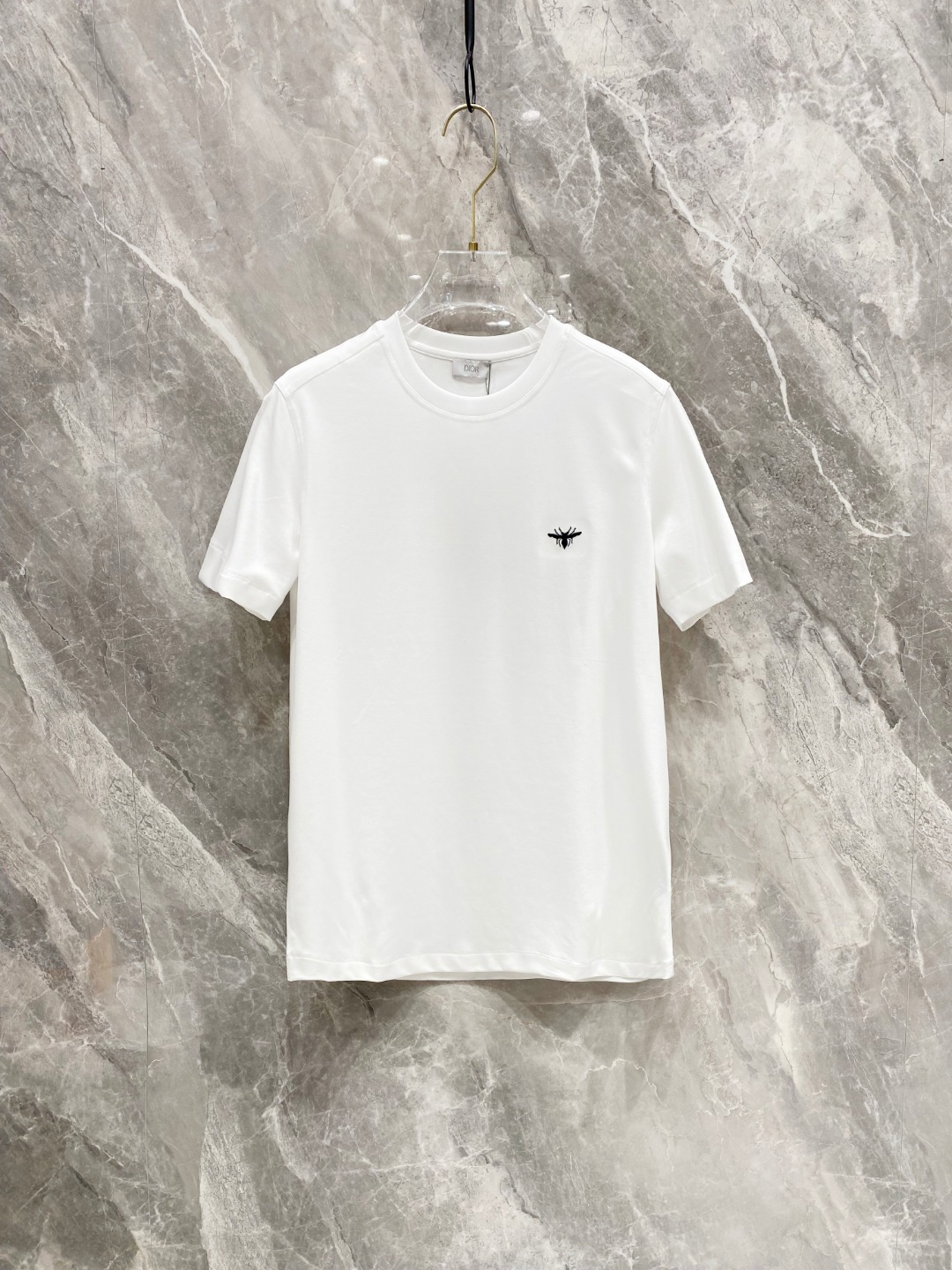 NO:120963,Dior's new spring and summer new style first-time counter has the latest short-sleeved round-neck T-shirt with high-end customization and avant-garde and fashionable design!  Brand logo heavy craft design, high-end customized mercerated cloud cotton fabric, soft feel, comfortable to wear, exquisite counter-level car line, fine workmanship, invincible and handsome upper body effect!  A must-have item for handsome men!  Color black white Number M-3XL AAA4,,dior,T-shirt,tees,t-shirt,alexander wang19860909迪奥 2025春夏新款首发专柜最新款短袖圆领T恤 高端订制 设计前卫时尚！品牌logo重工艺设计 高端定制丝光云朵棉面料.手感柔软.穿着舒适.专柜级别精致车线.做工精细.上身效果无敌帅气！型男必备单品！ 颜色黑色 白色 码数M-3XL AAA4,,dior,T-shirt,tees，t-shirt,alexander wang,Men's clothing