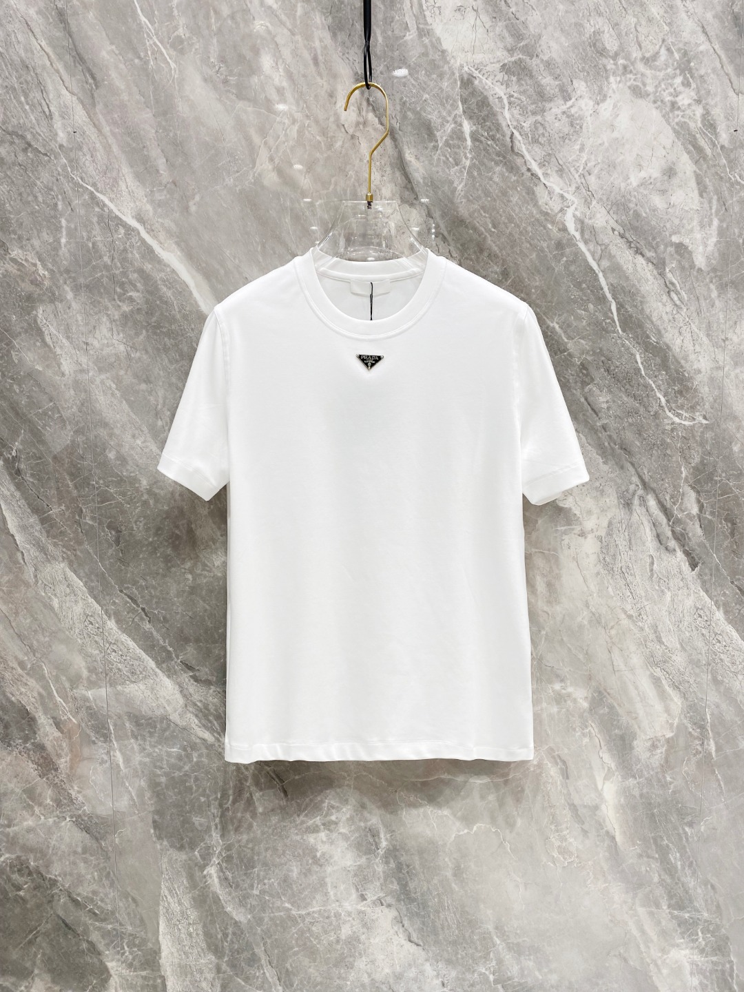 NO:120965,Prada's new spring and summer new style first-time counter latest short-sleeved round-neck T-shirt, high-end customization, avant-garde and fashionable design!  Brand logo heavy craft design, high-end customized mercerated cloud cotton fabric, soft feel, comfortable to wear, exquisite counter-level car line, fine workmanship, invincible and handsome upper body effect!  A must-have item for handsome men!  Color black white Number M-3XL AAA4, prada, T-shirt,tees, t-shirt,alexander wang19860909普拉达 2025春夏新款首发专柜最新款短袖圆领T恤 高端订制 设计前卫时尚！品牌logo重工艺设计 高端定制丝光云朵棉面料.手感柔软.穿着舒适.专柜级别精致车线.做工精细.上身效果无敌帅气！型男必备单品！ 颜色黑色 白色 码数M-3XL AAA4,,prada,T-shirt,tees，t-shirt,alexander wang,Men's clothing