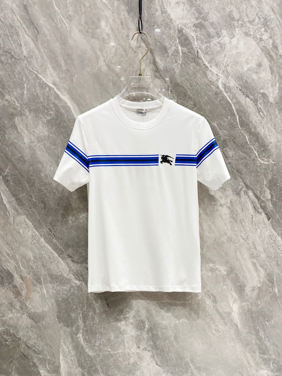 NO:120966,Burberry's new spring and summer new style first-time counter has the latest short-sleeved round-neck T-shirt with high-end customization and avant-garde and fashionable design!  Brand logo heavy craft design, high-end customized mercerated cloud cotton fabric, soft feel, comfortable to wear, exquisite counter-level car line, fine workmanship, invincible and handsome upper body effect!  A must-have item for handsome men!  Color black white Number M-3XL AAA4, burberry, T-shirt,tees, t-shirt,alexander wang19860909巴宝莉 2025春夏新款首发专柜最新款短袖圆领T恤 高端订制 设计前卫时尚！品牌logo重工艺设计 高端定制丝光云朵棉面料.手感柔软.穿着舒适.专柜级别精致车线.做工精细.上身效果无敌帅气！型男必备单品！ 颜色黑色 白色 码数M-3XL AAA4,,burberry,T-shirt,tees，t-shirt,alexander wang,Men's clothing