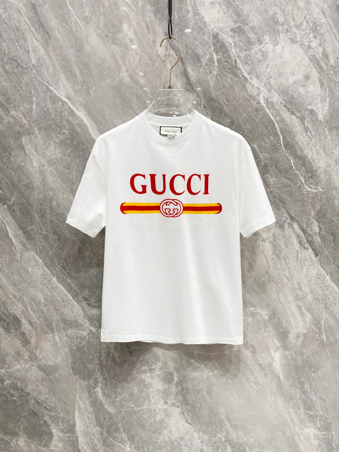 NO:120968,Gucci's new spring and summer new style first-time counter latest short-sleeved round-neck T-shirt, high-end customization, avant-garde and fashionable design!  Brand logo heavy craft design, high-end customized mercerated cloud cotton fabric, soft feel, comfortable to wear, exquisite counter-level car line, fine workmanship, invincible and handsome upper body effect!  A must-have item for handsome men!  Color black white Number M-3XL AAA4, gucci, T-shirt,tees, t-shirt,alexander wang19860909古驰 2025春夏新款首发专柜最新款短袖圆领T恤 高端订制 设计前卫时尚！品牌logo重工艺设计 高端定制丝光云朵棉面料.手感柔软.穿着舒适.专柜级别精致车线.做工精细.上身效果无敌帅气！型男必备单品！ 颜色黑色 白色 码数M-3XL AAA4,,gucci,T-shirt,tees，t-shirt,alexander wang,Men's clothing