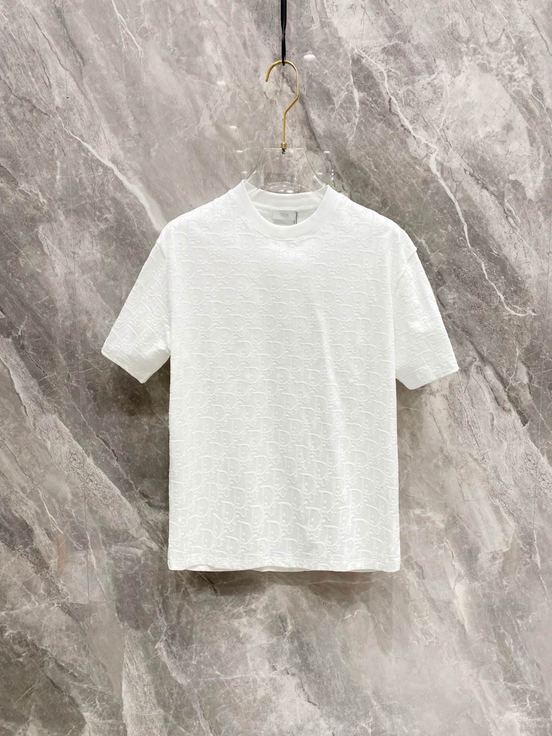 NO:120971,Dior's new spring and summer new style first-time counter has the latest short-sleeved round-neck T-shirt with high-end customization and avant-garde and fashionable design!  Brand logo heavy craft design, high-end customized mercerated cloud cotton fabric, soft feel, comfortable to wear, exquisite counter-level car line, fine workmanship, invincible and handsome upper body effect!  A must-have item for handsome men!  Color black white Number M-3XL AAA4,,dior,T-shirt,tees,t-shirt,alexander wang19860909迪奥 2025春夏新款首发专柜最新款短袖圆领T恤 高端订制 设计前卫时尚！品牌logo重工艺设计 高端定制丝光云朵棉面料.手感柔软.穿着舒适.专柜级别精致车线.做工精细.上身效果无敌帅气！型男必备单品！ 颜色黑色 白色 码数M-3XL AAA4,,dior,T-shirt,tees，t-shirt,alexander wang,Men's clothing