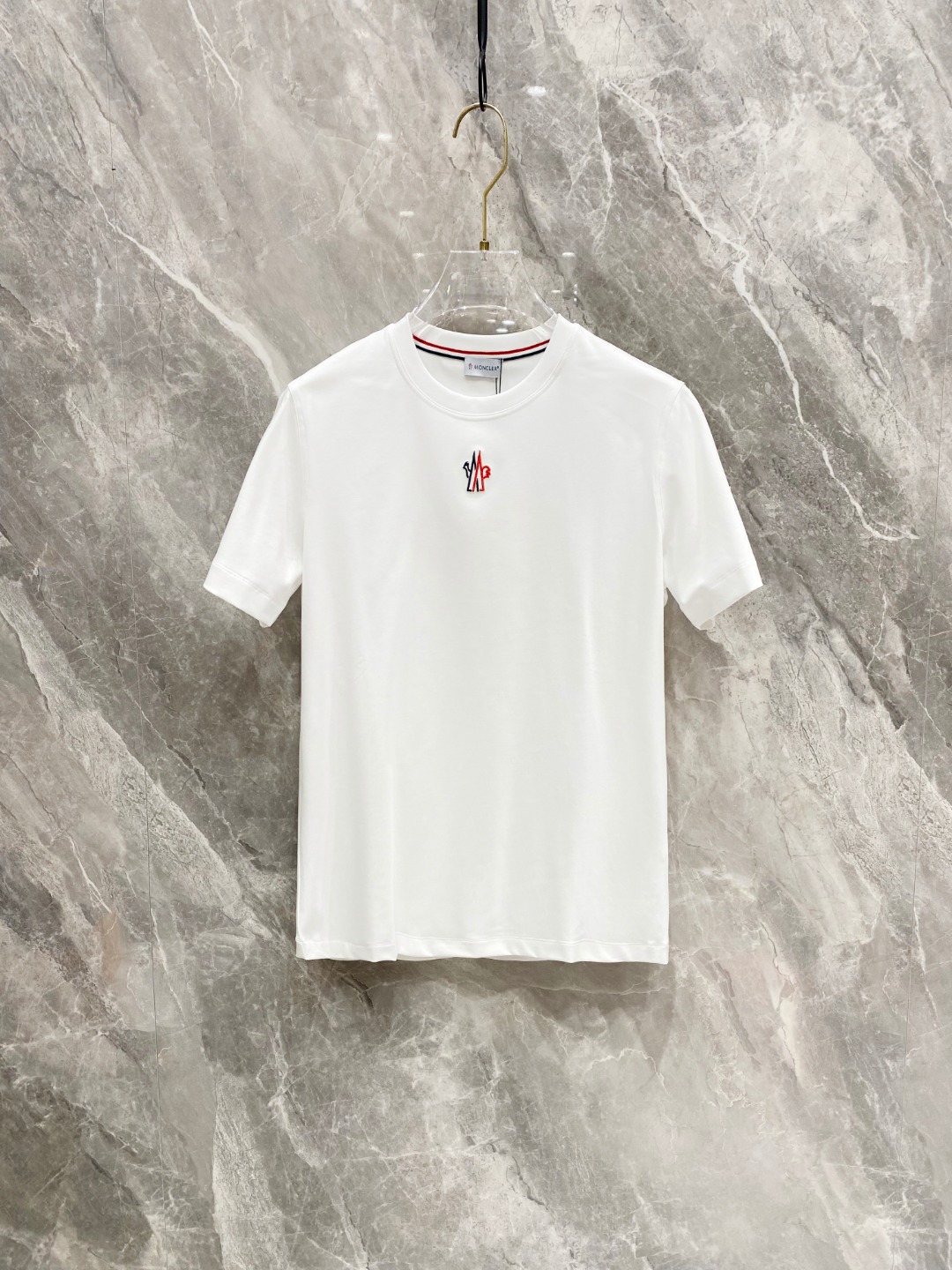 NO:120974,The new spring and summer 2025 new spring and summer first-time counter latest short-sleeved round-neck T-shirt, high-end customization, avant-garde and fashionable design!  Brand logo heavy craft design, high-end customized mercerated cloud cotton fabric, soft feel, comfortable to wear, exquisite counter-level car line, fine workmanship, invincible and handsome upper body effect!  A must-have item for handsome men!  Color black white Number M-3XL AAA4, Moncler, T-shirt,tees, t-shirt,alexander wang19860909蒙口 2025春夏新款首发专柜最新款短袖圆领T恤 高端订制 设计前卫时尚！品牌logo重工艺设计 高端定制丝光云朵棉面料.手感柔软.穿着舒适.专柜级别精致车线.做工精细.上身效果无敌帅气！型男必备单品！ 颜色黑色 白色 码数M-3XL AAA4,,Moncler,T-shirt,tees，t-shirt,alexander wang,Men's clothing