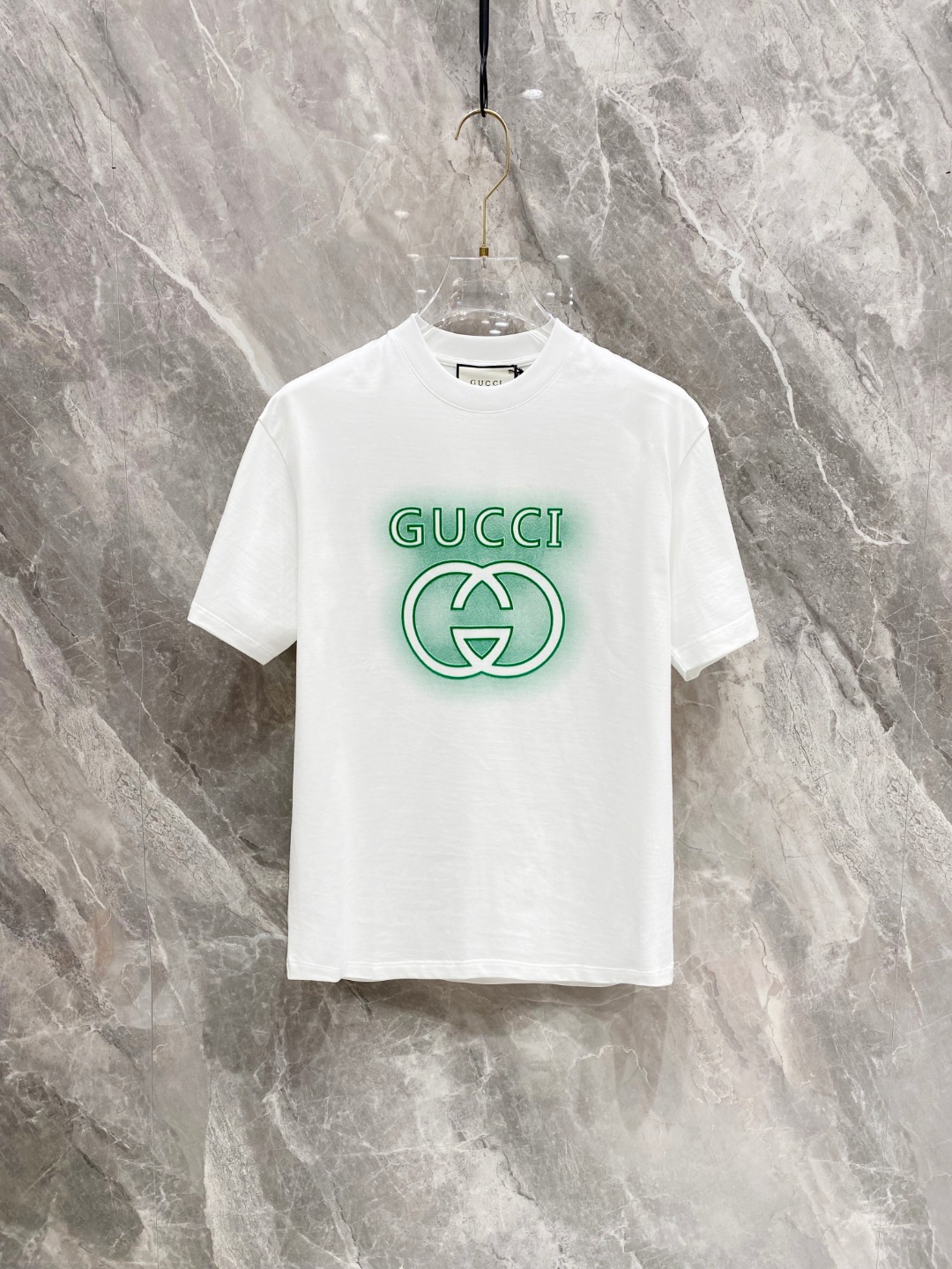 NO:120977,Gucci's new spring and summer new style first-time counter latest short-sleeved round-neck T-shirt, high-end customization, avant-garde and fashionable design!  Brand logo heavy craft design, high-end customized mercerated cloud cotton fabric, soft feel, comfortable to wear, exquisite counter-level car line, fine workmanship, invincible and handsome upper body effect!  A must-have item for handsome men!  Color black white Number M-3XL AAA4, gucci, T-shirt,tees, t-shirt,alexander wang19860909古驰 2025春夏新款首发专柜最新款短袖圆领T恤 高端订制 设计前卫时尚！品牌logo重工艺设计 高端定制丝光云朵棉面料.手感柔软.穿着舒适.专柜级别精致车线.做工精细.上身效果无敌帅气！型男必备单品！ 颜色黑色 白色 码数M-3XL AAA4,,gucci,T-shirt,tees，t-shirt,alexander wang,Men's clothing