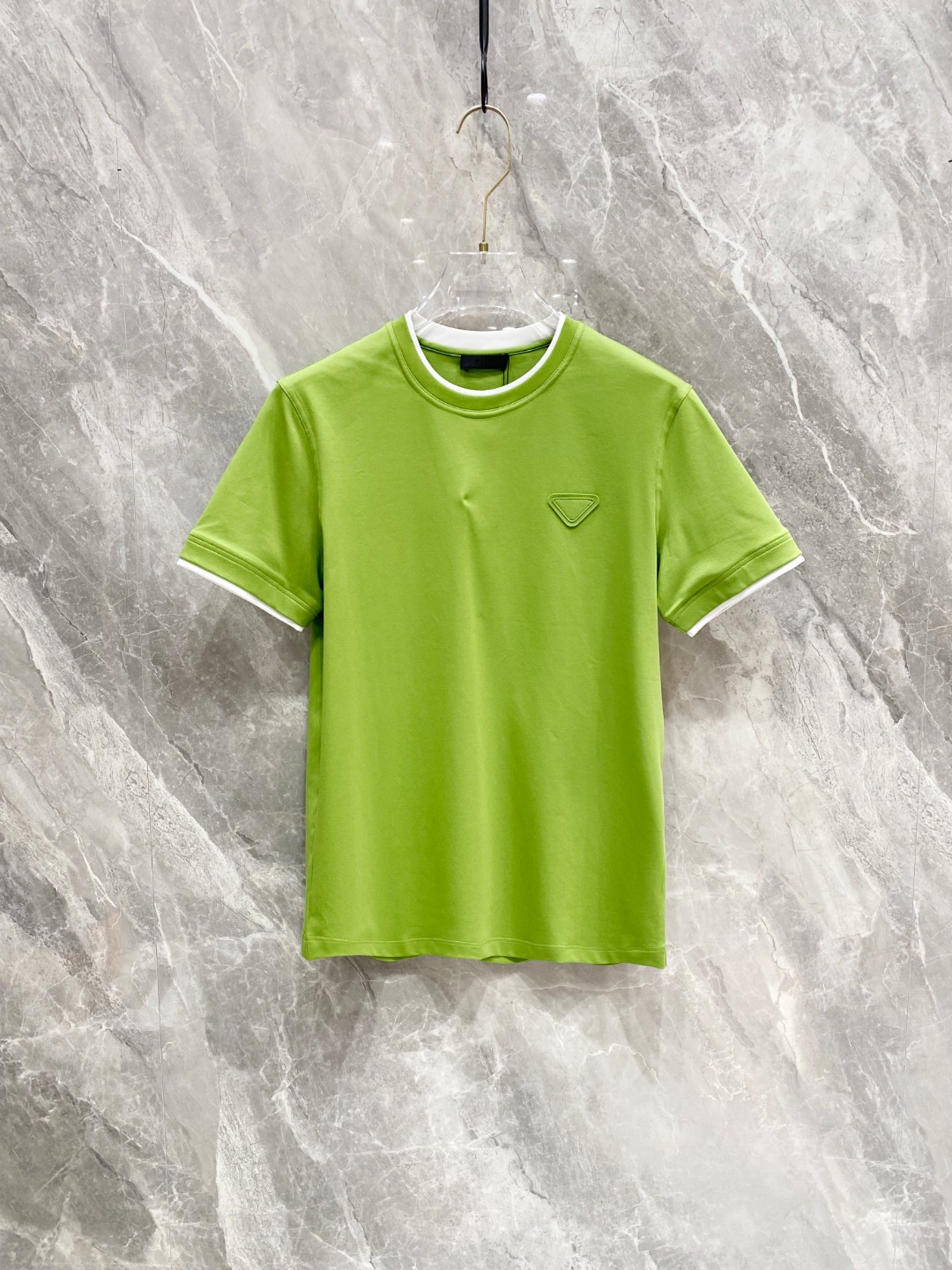 NO:120980,Prada's new spring and summer new style first-time counter latest short-sleeved round-neck T-shirt, high-end customization, avant-garde and fashionable design!  Brand logo heavy craft design, high-end customized mercerated cloud cotton fabric, soft feel, comfortable to wear, exquisite counter-level car line, fine workmanship, invincible and handsome upper body effect!  A must-have item for handsome men!  Color black white green orange code M-3XL AAA4,,prada,T-shirt,tees,t-shirt,alexander wang19860909普拉达 2025春夏新款首发专柜最新款短袖圆领T恤 高端订制 设计前卫时尚！品牌logo重工艺设计 高端定制丝光云朵棉面料.手感柔软.穿着舒适.专柜级别精致车线.做工精细.上身效果无敌帅气！型男必备单品！ 颜色黑色 白色 绿色 橘色 码数M-3XL AAA4,,prada,T-shirt,tees，t-shirt,alexander wang,Men's clothing