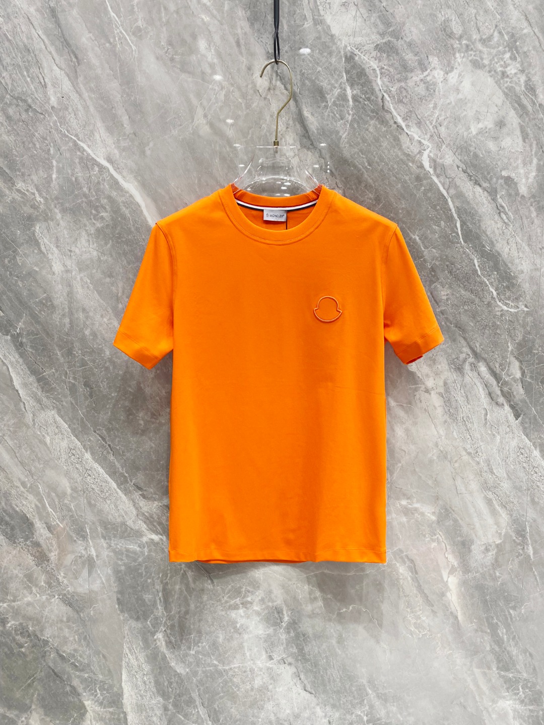 NO:120983,The new spring and summer 2025 new spring and summer first-time counter latest short-sleeved round-neck T-shirt, high-end customization, avant-garde and fashionable design!  Brand logo heavy craft design, high-end customized mercerated cloud cotton fabric, soft feel, comfortable to wear, exquisite counter-level car line, fine workmanship, invincible and handsome upper body effect!  A must-have item for handsome men!  Color black white gray orange code M-3XL AAA4, Moncler, T-shirt,tees, t-shirt,alexander wang19860909蒙口 2025春夏新款首发专柜最新款短袖圆领T恤 高端订制 设计前卫时尚！品牌logo重工艺设计 高端定制丝光云朵棉面料.手感柔软.穿着舒适.专柜级别精致车线.做工精细.上身效果无敌帅气！型男必备单品！ 颜色黑色 白色 灰色 橘色 码数M-3XL AAA4,,Moncler,T-shirt,tees，t-shirt,alexander wang,Men's clothing