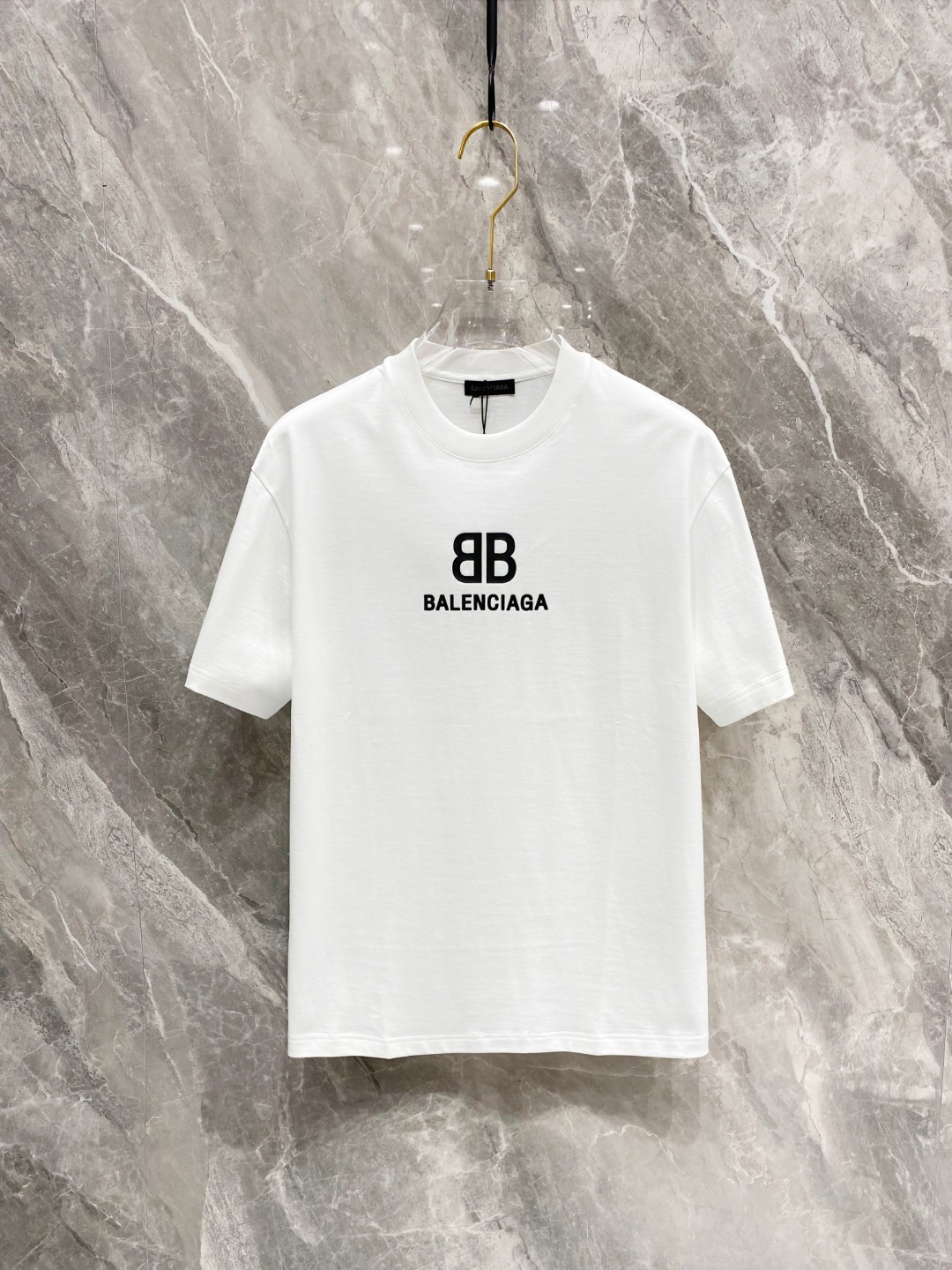 NO:120989,Balenciaga 2025 spring and summer new first-time counter latest short-sleeved round-neck T-shirt, high-end customization, avant-garde and fashionable design!  Brand logo heavy craft design, high-end customized mercerated cloud cotton fabric, soft feel, comfortable to wear, exquisite counter-level car line, fine workmanship, invincible and handsome upper body effect!  A must-have item for handsome men!  Color black white Number M-3XL AAA4, balenciaga, T-shirt,tees, t-shirt,alexander wang19860909巴黎世家 2025春夏新款首发专柜最新款短袖圆领T恤 高端订制 设计前卫时尚！品牌logo重工艺设计 高端定制丝光云朵棉面料.手感柔软.穿着舒适.专柜级别精致车线.做工精细.上身效果无敌帅气！型男必备单品！ 颜色黑色 白色 码数M-3XL AAA4,,balenciaga,T-shirt,tees，t-shirt,alexander wang,Men's clothing