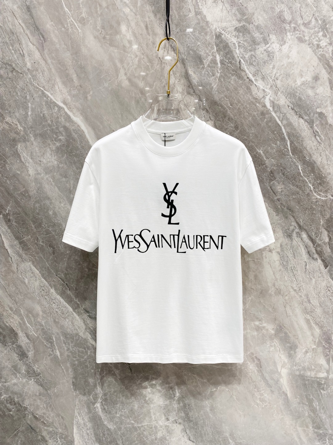 NO:120986,Saint Laurent's new spring and summer 2025 new styles of the first counter, the latest short-sleeved round-neck T-shirt, high-end customization, avant-garde and fashionable design!  Brand logo heavy craft design, high-end customized mercerated cloud cotton fabric, soft feel, comfortable to wear, exquisite counter-level car line, fine workmanship, invincible and handsome upper body effect!  A must-have item for handsome men!  Color black white Number M-3XL AAA4, saint laurent,T-shirt,tees,t-shirt,alexander wang19860909圣罗兰 2025春夏新款首发专柜最新款短袖圆领T恤 高端订制 设计前卫时尚！品牌logo重工艺设计 高端定制丝光云朵棉面料.手感柔软.穿着舒适.专柜级别精致车线.做工精细.上身效果无敌帅气！型男必备单品！ 颜色黑色 白色 码数M-3XL AAA4,,saint laurent,T-shirt,tees，t-shirt,alexander wang,Men's clothing