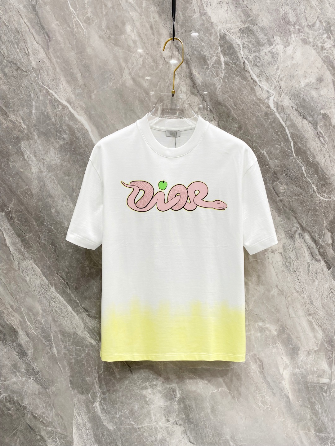 NO:120967,Dior's new spring and summer new style first-time counter has the latest short-sleeved round-neck T-shirt with high-end customization and avant-garde and fashionable design!  Brand logo heavy craft design, high-end customized mercerated cloud cotton fabric, soft feel, comfortable to wear, exquisite counter-level car line, fine workmanship, invincible and handsome upper body effect!  A must-have item for handsome men!  Color black white Number M-3XL AAA4,,dior,T-shirt,tees,t-shirt,alexander wang19860909迪奥 2025春夏新款首发专柜最新款短袖圆领T恤 高端订制 设计前卫时尚！品牌logo重工艺设计 高端定制丝光云朵棉面料.手感柔软.穿着舒适.专柜级别精致车线.做工精细.上身效果无敌帅气！型男必备单品！ 颜色黑色 白色 码数M-3XL AAA4,,dior,T-shirt,tees，t-shirt,alexander wang,Men's clothing