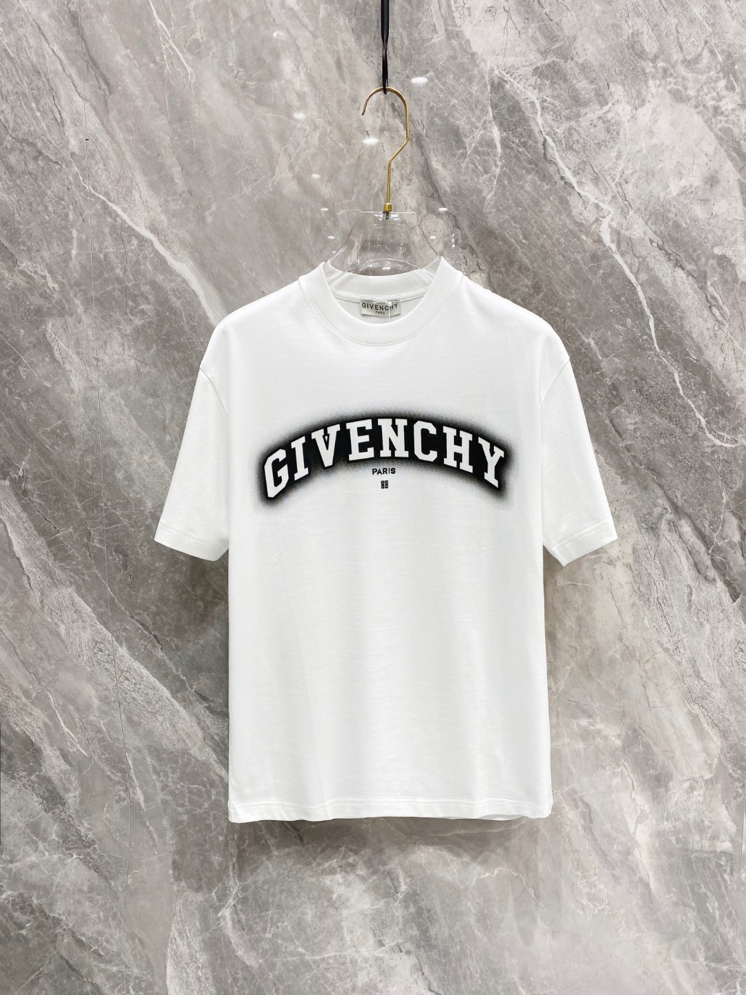 NO:120970,Givenchy's new spring and summer new style in the first counter, the latest short-sleeved round-neck T-shirt, high-end customization, avant-garde and fashionable design!  Brand logo heavy craft design, high-end customized mercerated cloud cotton fabric, soft feel, comfortable to wear, exquisite counter-level car line, fine workmanship, invincible and handsome upper body effect!  A must-have item for handsome men!  Color black white Number M-3XL AAA4, given, T-shirt,tees,t-shirt,alexander wang19860909纪梵希 2025春夏新款首发专柜最新款短袖圆领T恤 高端订制 设计前卫时尚！品牌logo重工艺设计 高端定制丝光云朵棉面料.手感柔软.穿着舒适.专柜级别精致车线.做工精细.上身效果无敌帅气！型男必备单品！ 颜色黑色 白色 码数M-3XL AAA4,,givenchy,T-shirt,tees，t-shirt,alexander wang,Men's clothing