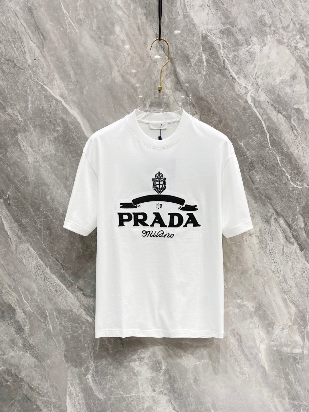 NO:120973,Prada's new spring and summer new style first-time counter latest short-sleeved round-neck T-shirt, high-end customization, avant-garde and fashionable design!  Brand logo heavy craft design, high-end customized mercerated cloud cotton fabric, soft feel, comfortable to wear, exquisite counter-level car line, fine workmanship, invincible and handsome upper body effect!  A must-have item for handsome men!  Color black white Number M-3XL AAA4, prada, T-shirt,tees, t-shirt,alexander wang19860909普拉达 2025春夏新款首发专柜最新款短袖圆领T恤 高端订制 设计前卫时尚！品牌logo重工艺设计 高端定制丝光云朵棉面料.手感柔软.穿着舒适.专柜级别精致车线.做工精细.上身效果无敌帅气！型男必备单品！ 颜色黑色 白色 码数M-3XL AAA4,,prada,T-shirt,tees，t-shirt,alexander wang,Men's clothing