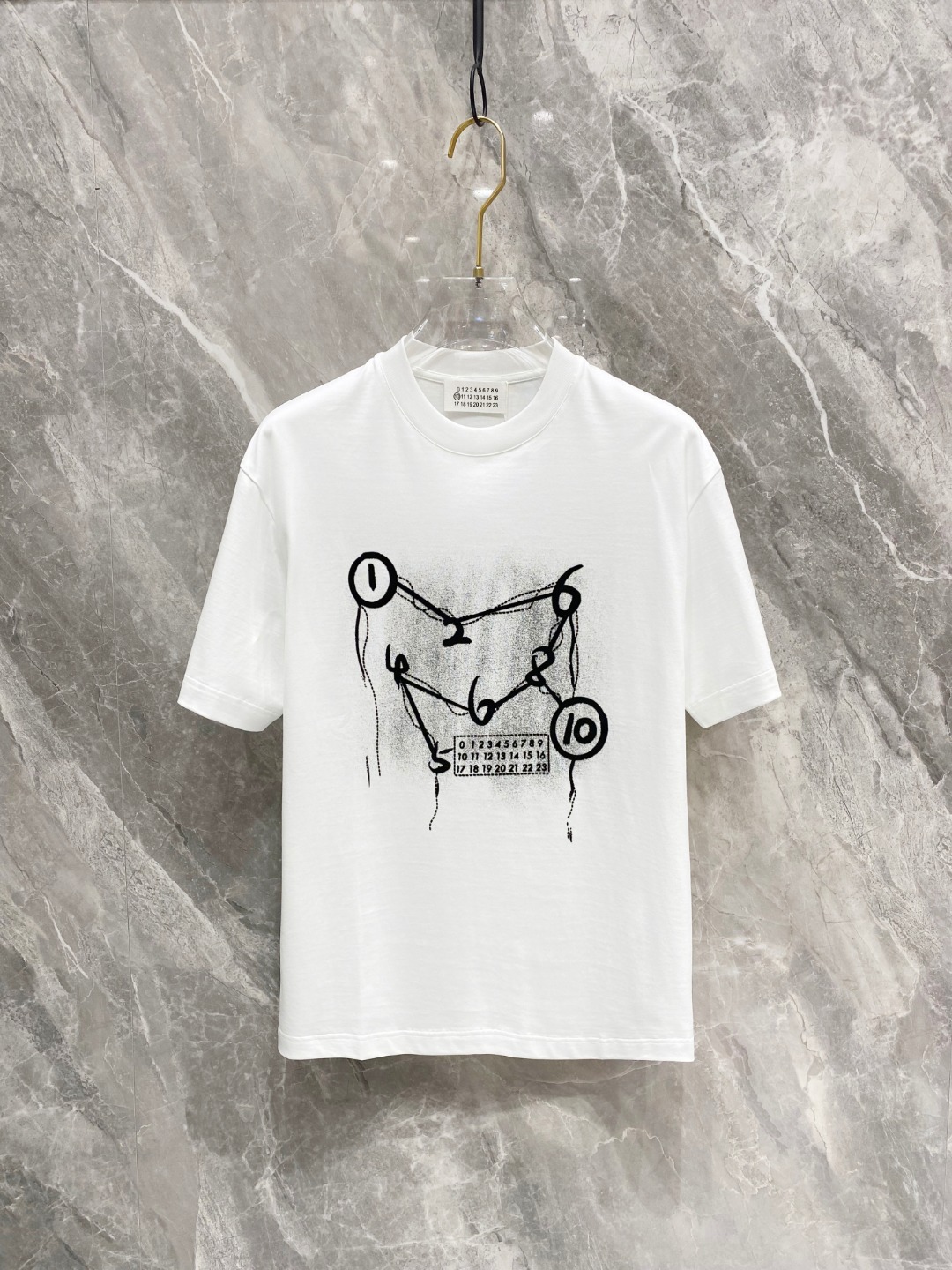 NO:120979,Majila's new spring and summer new style first-time counter has the latest short-sleeved round-neck T-shirt with high-end customization and avant-garde and fashionable design!  Brand logo heavy craft design, high-end customized mercerated cloud cotton fabric, soft feel, comfortable to wear, exquisite counter-level car line, fine workmanship, invincible and handsome upper body effect!  A must-have item for handsome men!  Color black white Number M-3XL AAA4,,masion margiela,T-shirt,tees,t-shirt,alexander wang19860909马吉拉 2025春夏新款首发专柜最新款短袖圆领T恤 高端订制 设计前卫时尚！品牌logo重工艺设计 高端定制丝光云朵棉面料.手感柔软.穿着舒适.专柜级别精致车线.做工精细.上身效果无敌帅气！型男必备单品！ 颜色黑色 白色 码数M-3XL AAA4,,masion margiela,T-shirt,tees，t-shirt,alexander wang,Men's clothing