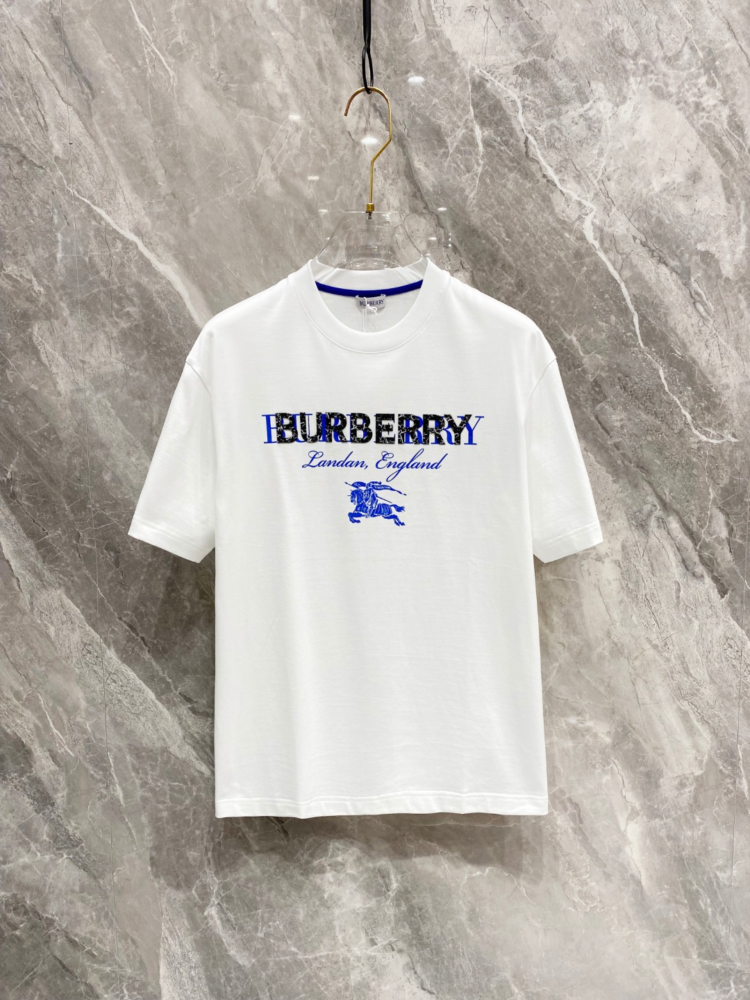 NO:120982,Burberry's new spring and summer new style first-time counter has the latest short-sleeved round-neck T-shirt with high-end customization and avant-garde and fashionable design!  Brand logo heavy craft design, high-end customized mercerated cloud cotton fabric, soft feel, comfortable to wear, exquisite counter-level car line, fine workmanship, invincible and handsome upper body effect!  A must-have item for handsome men!  Color black white Number M-3XL AAA4, burberry, T-shirt,tees, t-shirt,alexander wang19860909巴宝莉 2025春夏新款首发专柜最新款短袖圆领T恤 高端订制 设计前卫时尚！品牌logo重工艺设计 高端定制丝光云朵棉面料.手感柔软.穿着舒适.专柜级别精致车线.做工精细.上身效果无敌帅气！型男必备单品！ 颜色黑色 白色 码数M-3XL AAA4,,burberry,T-shirt,tees，t-shirt,alexander wang,Men's clothing