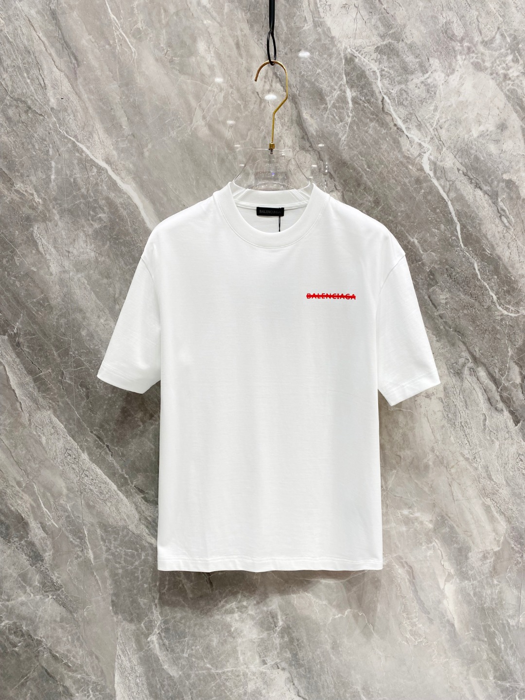 NO:120985,Balenciaga 2025 spring and summer new first-time counter latest short-sleeved round-neck T-shirt, high-end customization, avant-garde and fashionable design!  Brand logo heavy craft design, high-end customized mercerated cloud cotton fabric, soft feel, comfortable to wear, exquisite counter-level car line, fine workmanship, invincible and handsome upper body effect!  A must-have item for handsome men!  Color black white Number M-3XL AAA4, balenciaga, T-shirt,tees, t-shirt,alexander wang19860909巴黎世家 2025春夏新款首发专柜最新款短袖圆领T恤 高端订制 设计前卫时尚！品牌logo重工艺设计 高端定制丝光云朵棉面料.手感柔软.穿着舒适.专柜级别精致车线.做工精细.上身效果无敌帅气！型男必备单品！ 颜色黑色 白色 码数M-3XL AAA4,,balenciaga,T-shirt,tees，t-shirt,alexander wang,Men's clothing